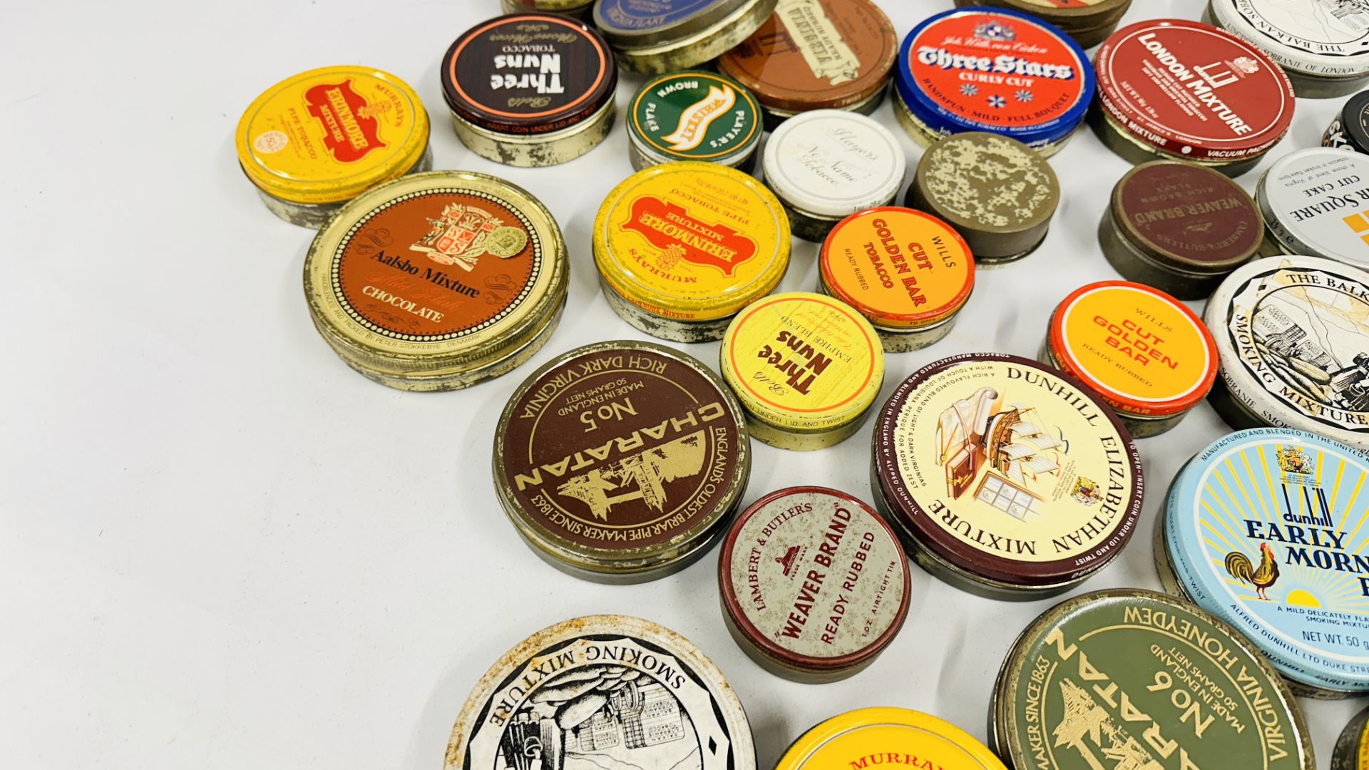 A BOX CONTAINING AN EXTENSIVE COLLECTION OF ASSORTED EMPTY VINTAGE ROUND TOBACCO TINS TO INCLUDE - Bild 10 aus 12