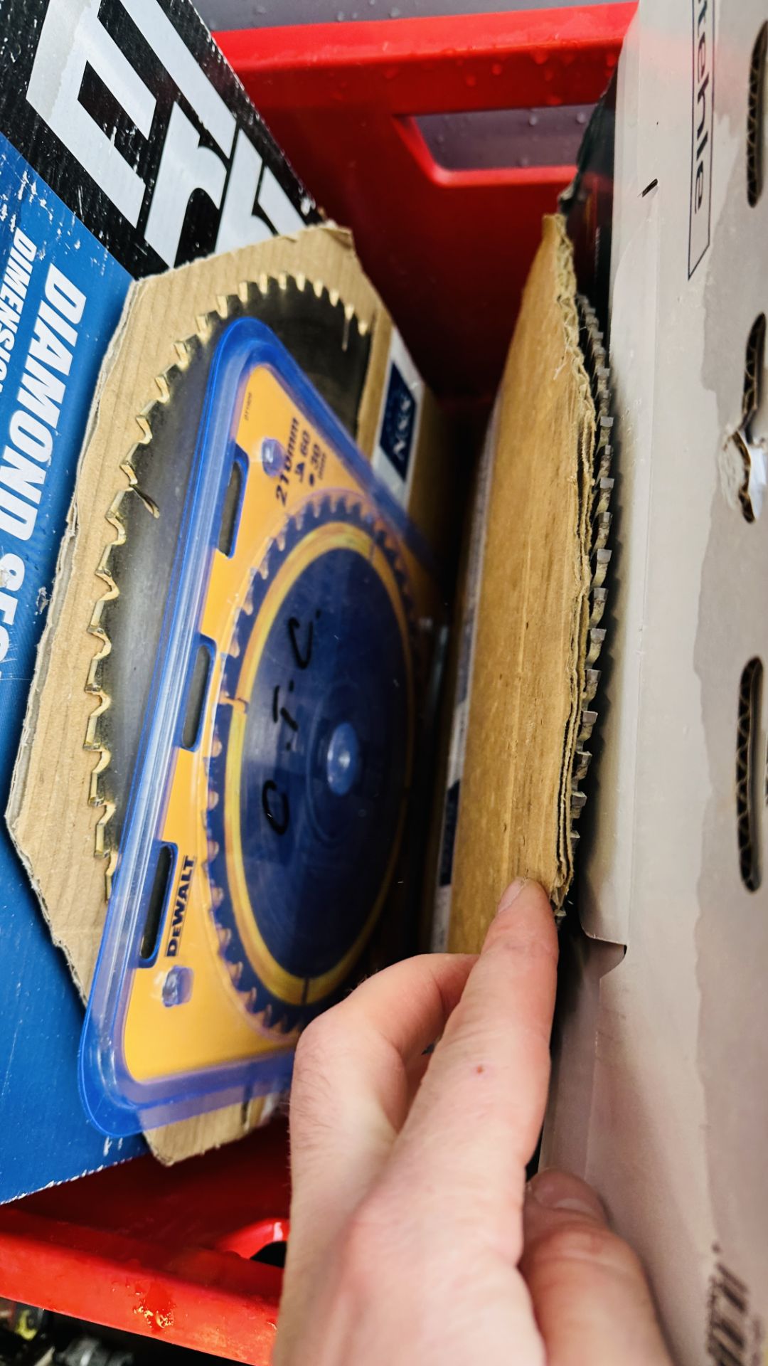 A RED PLASTIC CONTAINER CONTAINING APPROX 25 VARIOUS CIRCULAR SAW BLADES. - Image 10 of 11