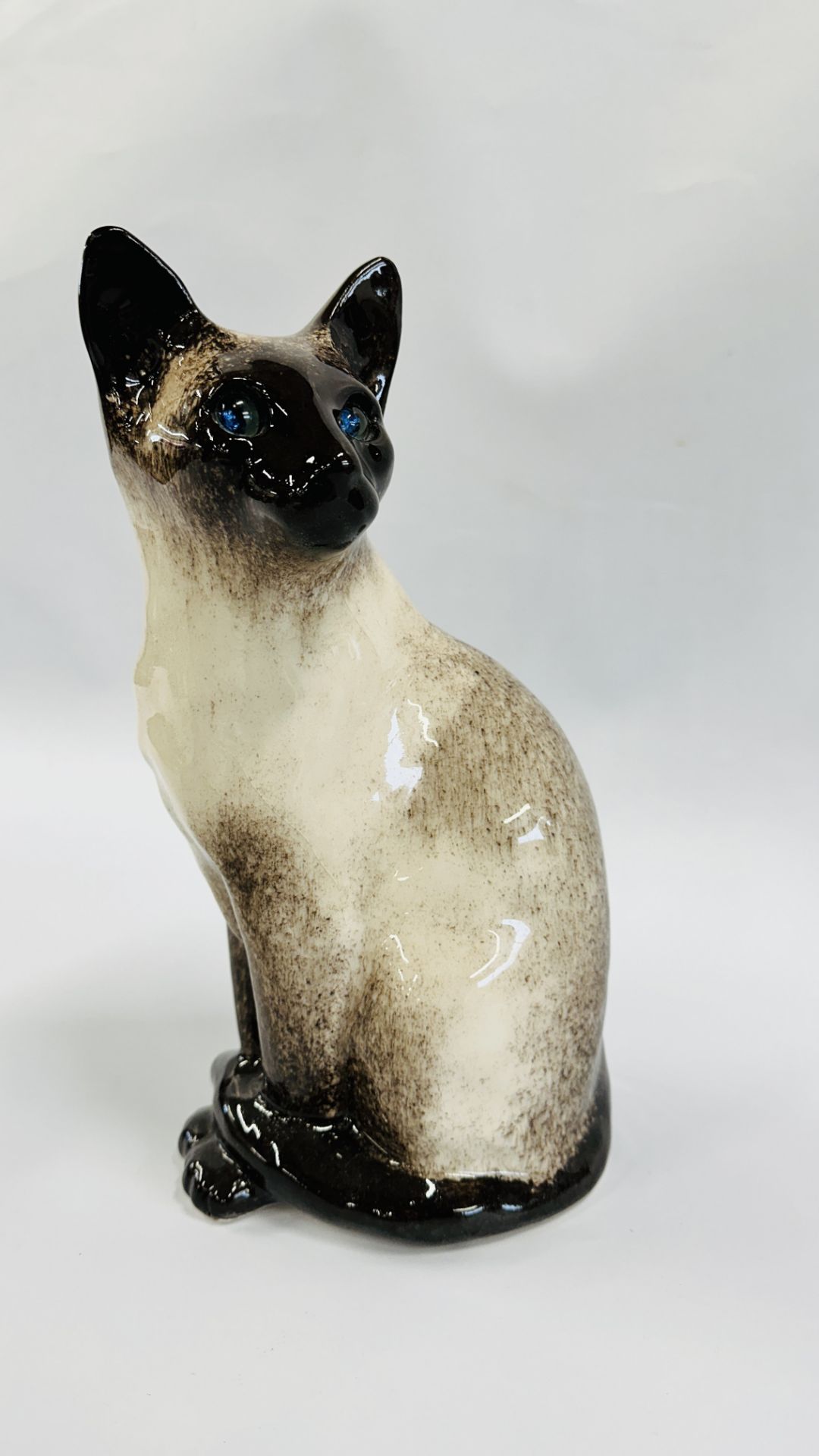 A HANDCRAFTED WINSTANLEY NO. 5 SEATED CAT FIGURE - HEIGHT 32CM. - Image 4 of 6