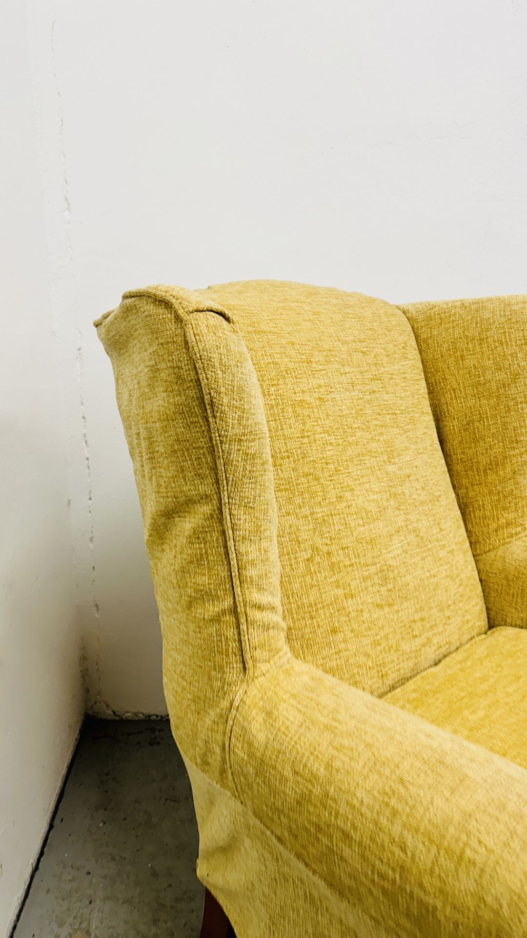 A GOOD QUALITY MODERN PRIMROSE UPHOLSTERED WINGBACK EASY CHAIR. - Image 8 of 11