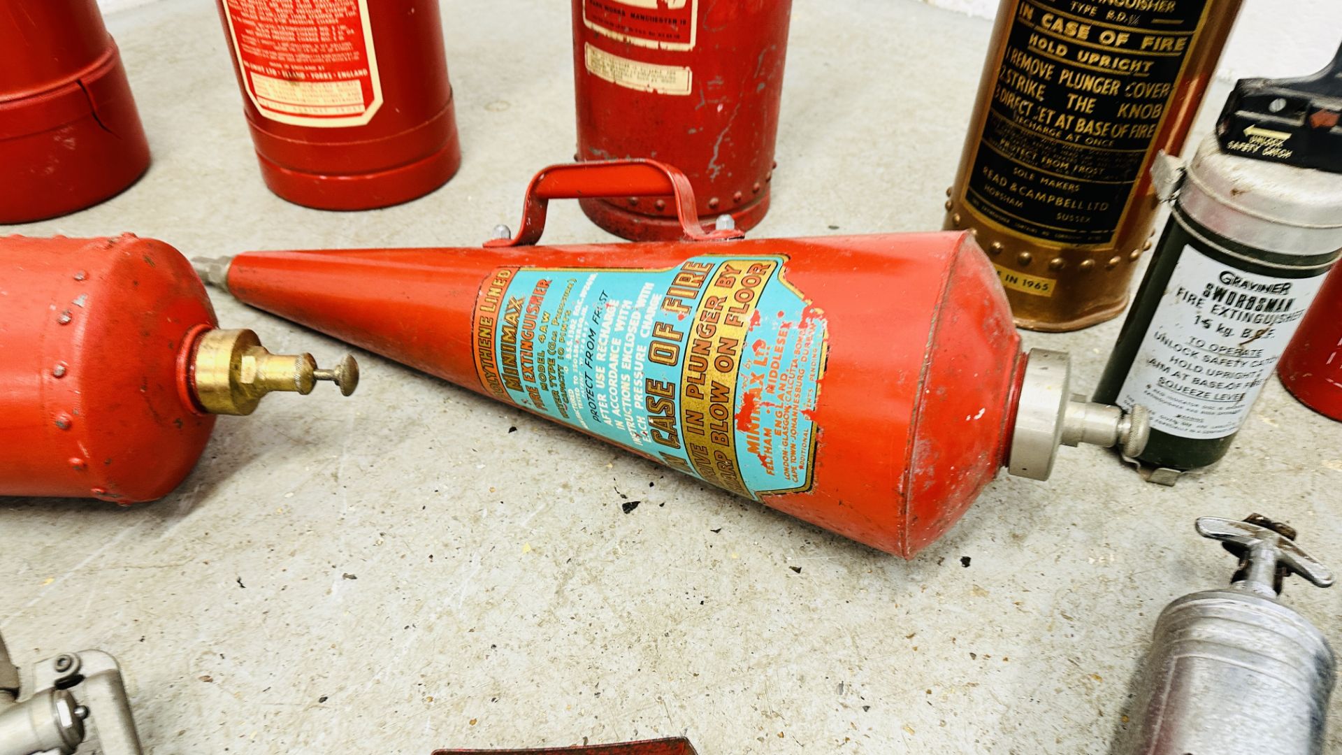 COLLECTION OF ASSORTED VINTAGE FIRE EXTINGUISHERS TO INCLUDE GOVERNMENT ISSUED ALONG WITH A VINTAGE - Image 15 of 16