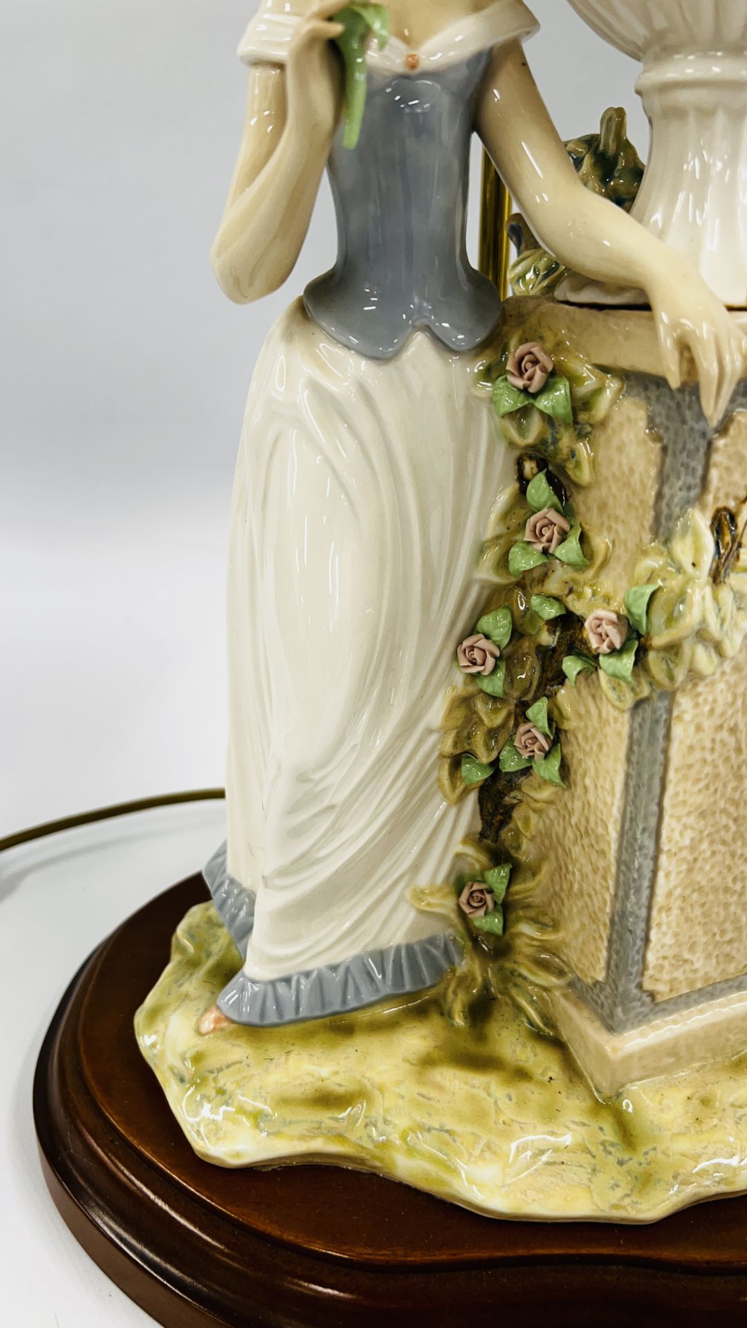 A LARGE LLADRO STYLE FIGURED TABLE LAMP, OVERALL HEIGHT 80CM - SOLD AS SEEN. - Bild 5 aus 10