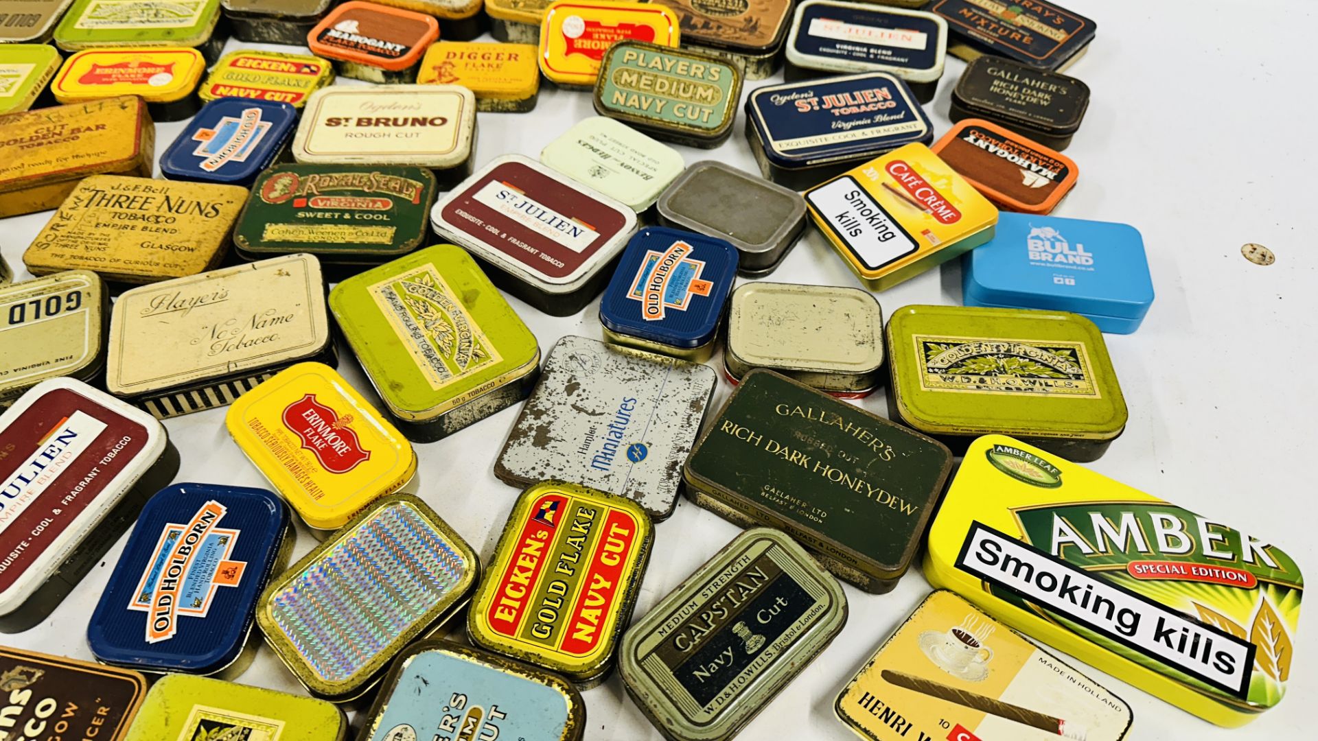 A BOX CONTAINING AN EXTENSIVE COLLECTION OF ASSORTED EMPTY VINTAGE TOBACCO TINS TO INCLUDE EXAMPLES - Image 9 of 10