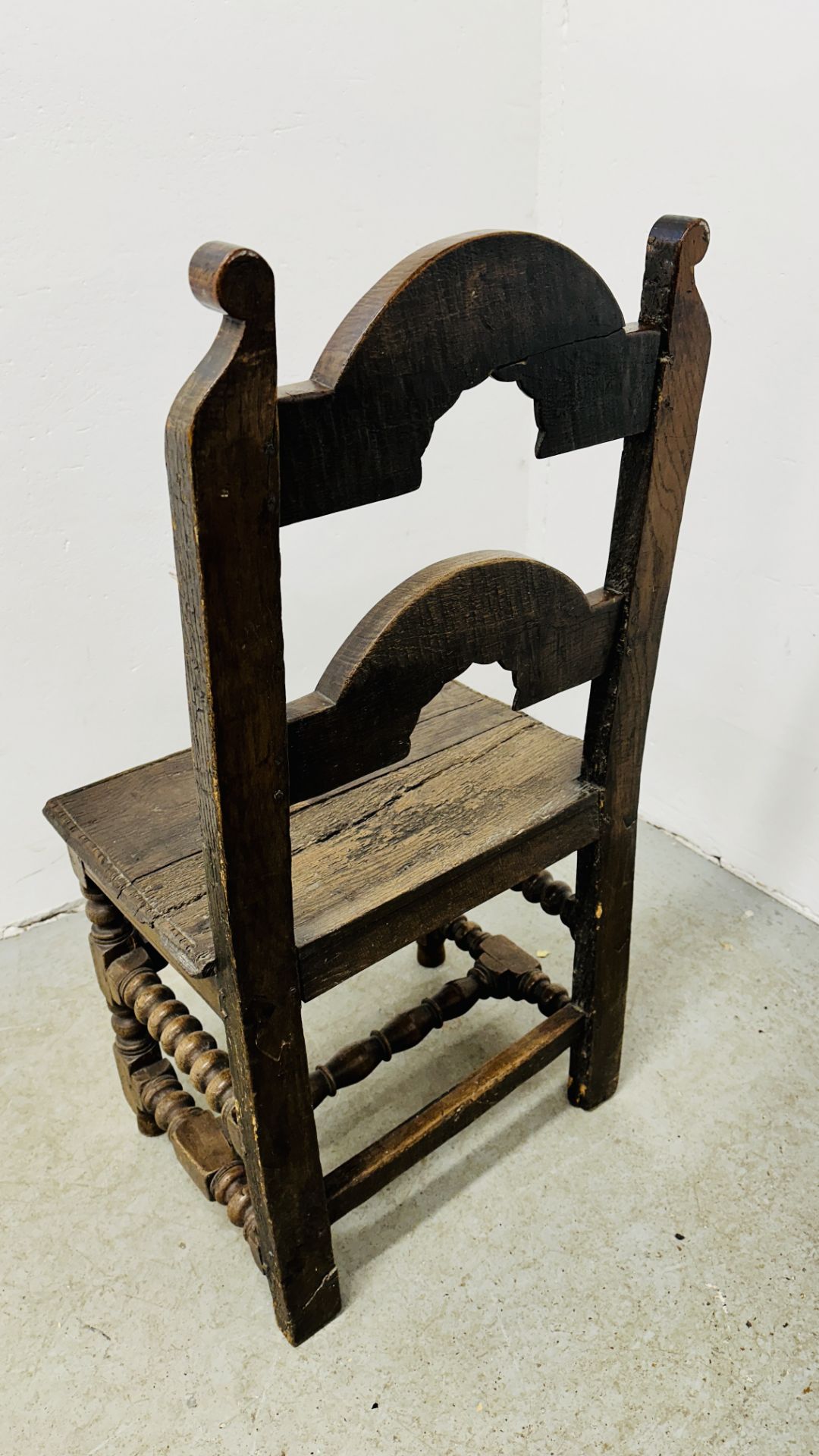A PAIR OF 17TH CENTURY JOINED OAK CHAIRS. - Bild 25 aus 26