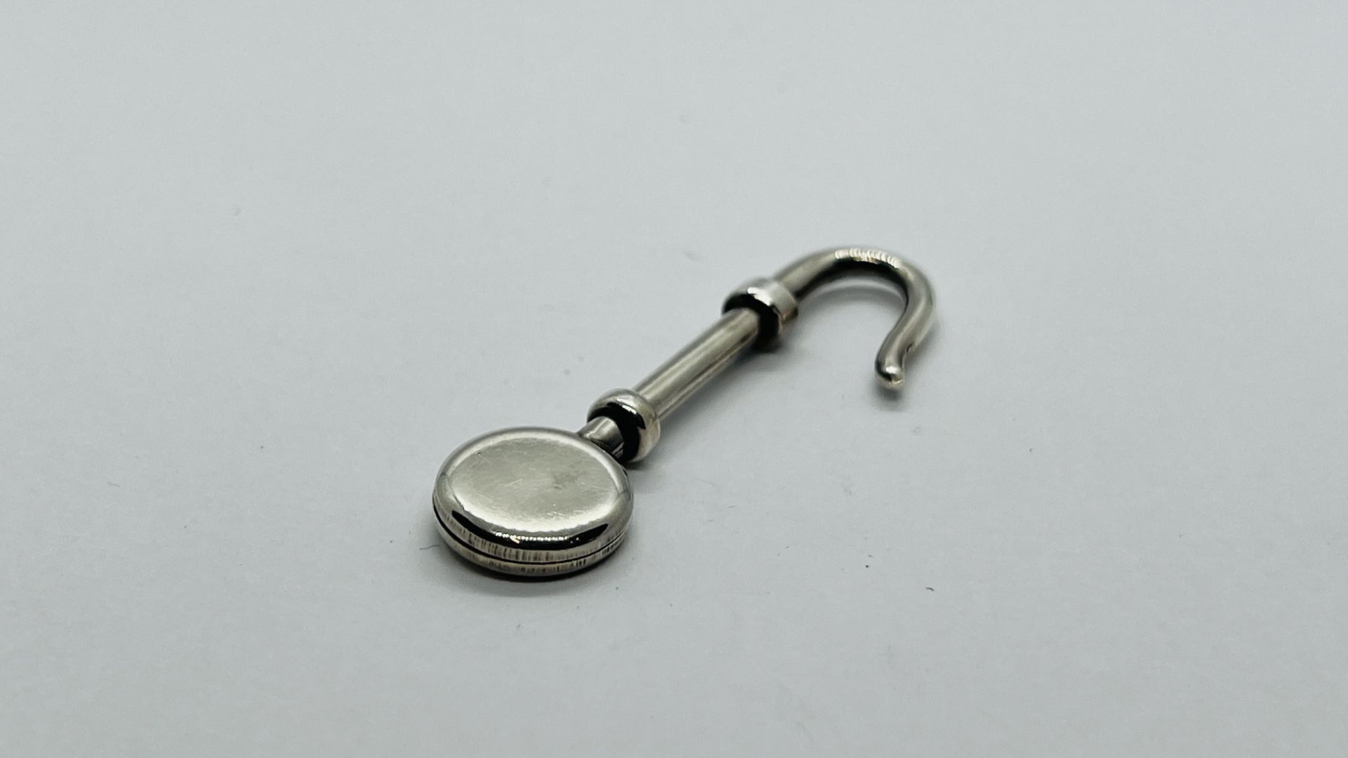 A SILVER NAPKIN CLIP, BIRMINGHAM ASSAY. - Image 5 of 5