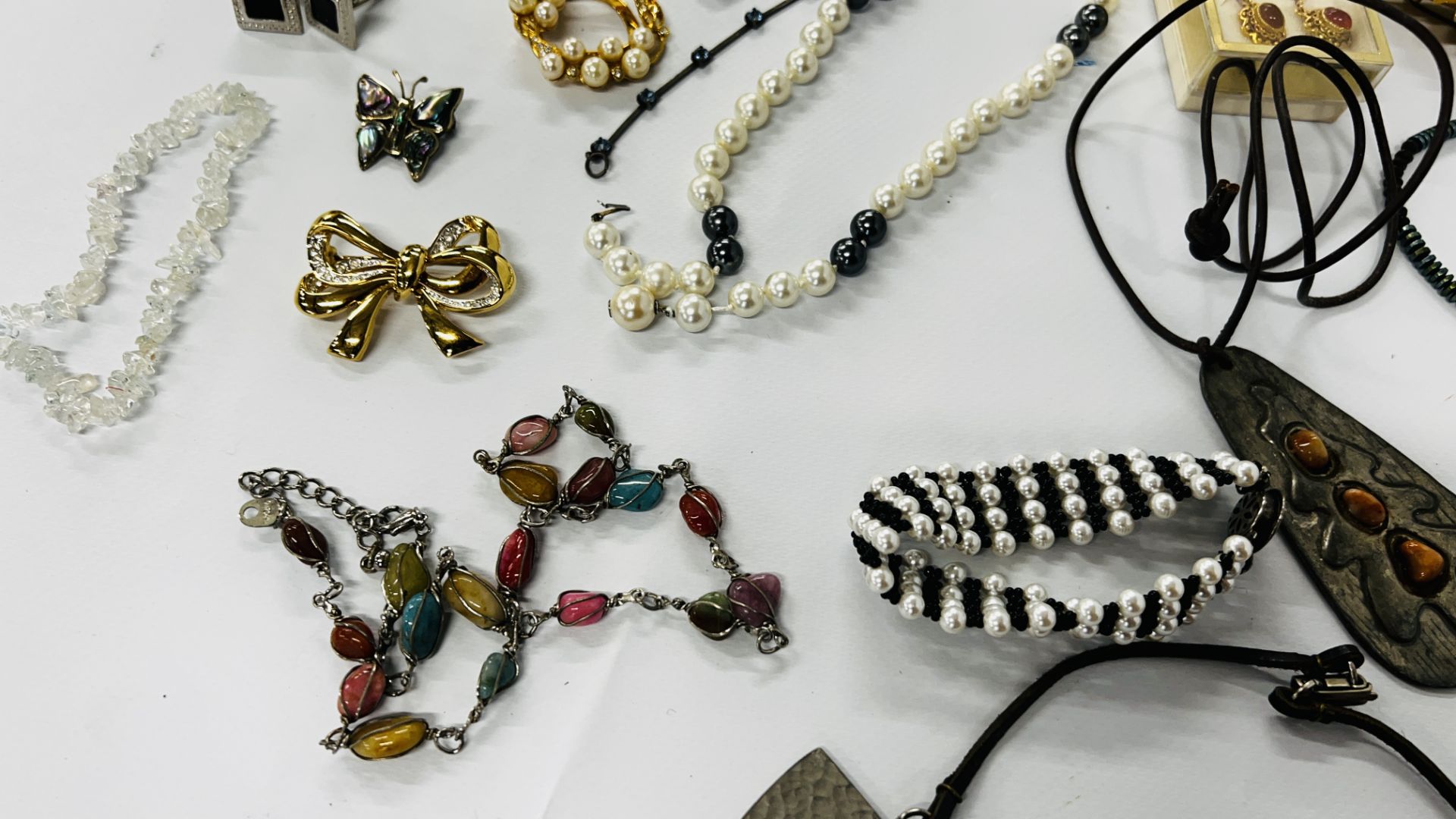 A TRAY OF RETRO AND VINTAGE JEWELLERY TO INCLUDE NECKLACES, BRACELETS ETC. - Image 8 of 14