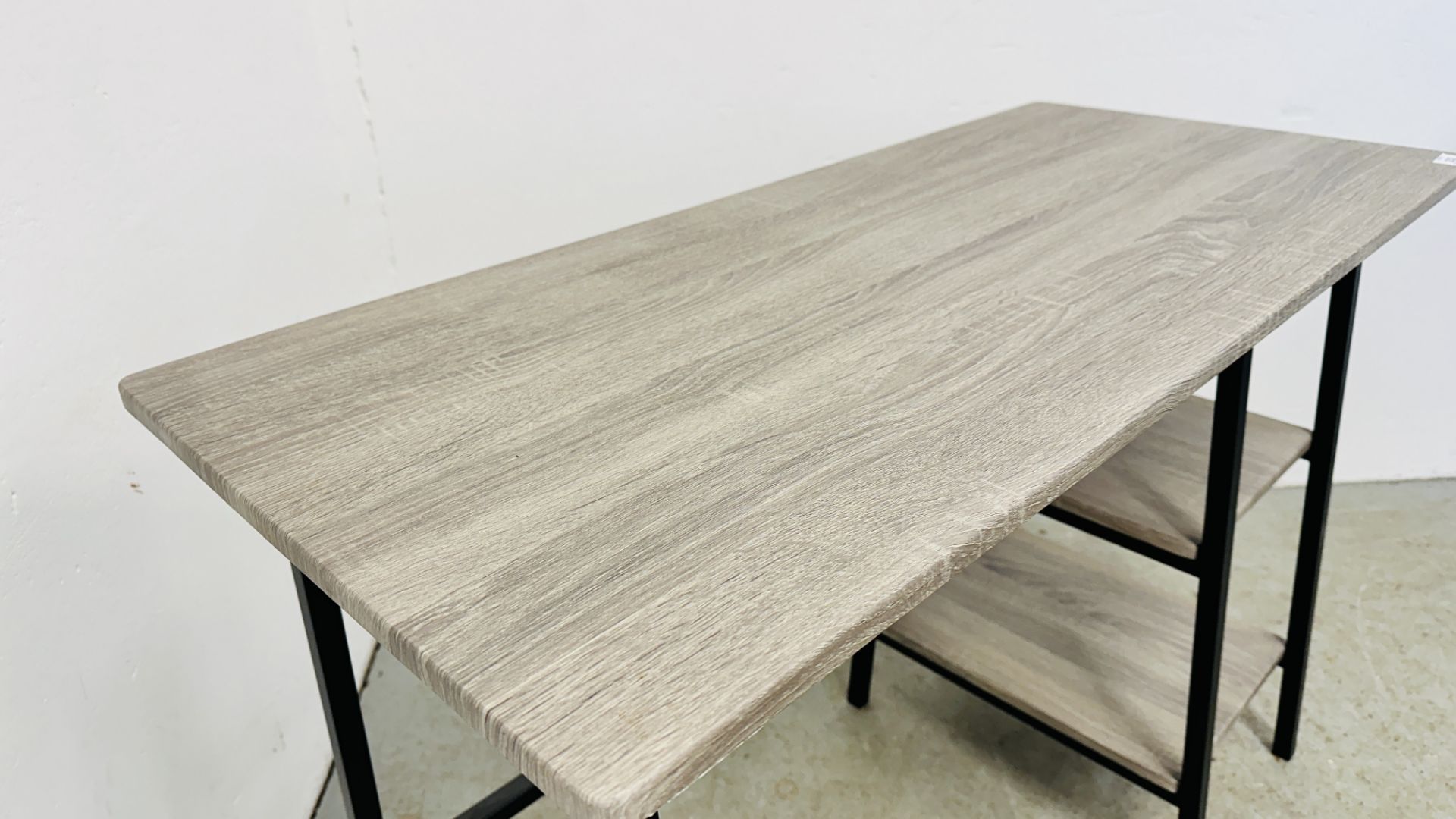 A MODERN LIMEWOOD EFFECT DESK WITH 2 LOWER SHELVES 105CM X 47CM. - Image 4 of 7