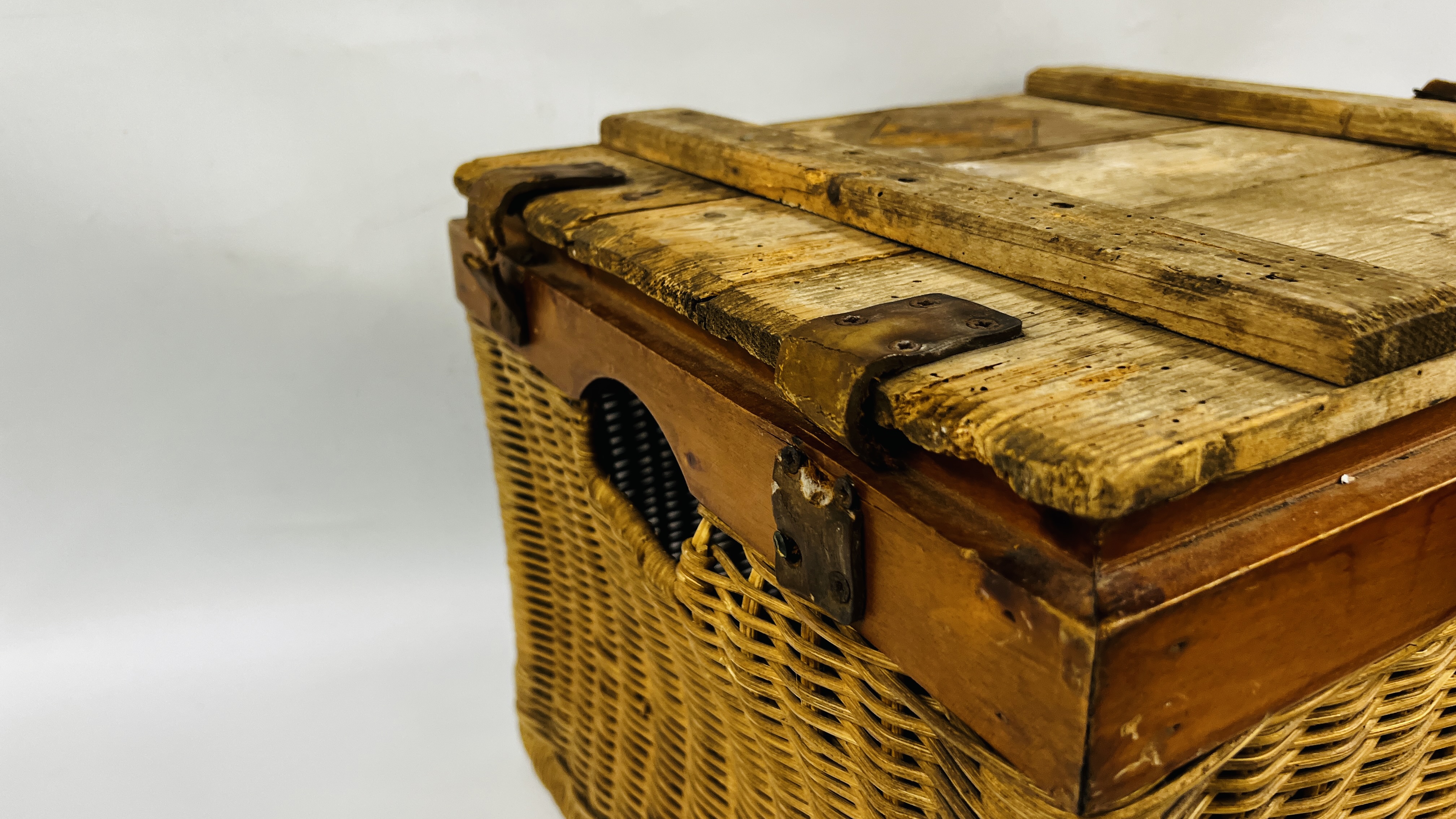 A COLLECTION OF MILITARY UNIFORMS IN A WICKER M.O.D. BOX. - Image 16 of 17