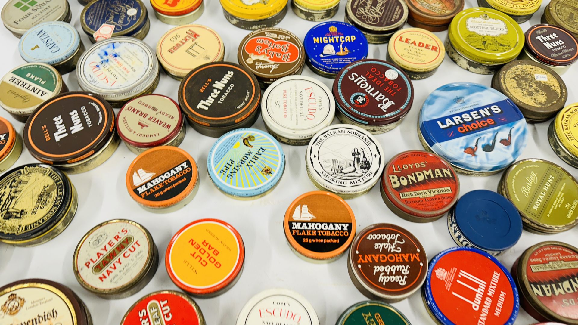 A BOX CONTAINING AN EXTENSIVE COLLECTION OF ASSORTED EMPTY VINTAGE ROUND TOBACCO TINS TO INCLUDE - Image 6 of 10