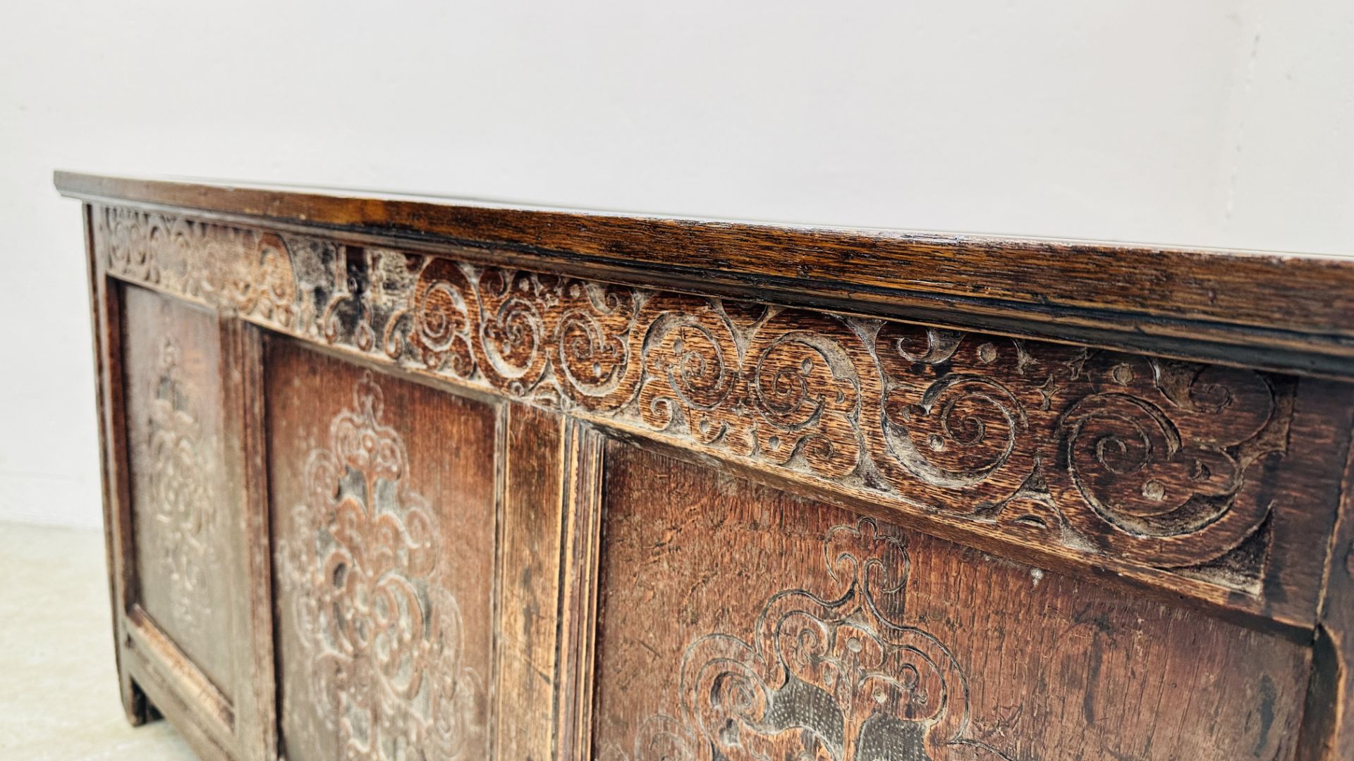 A C17th OAK COFFER, DATED 1686, WITH ALTERATIONS INCLUDING A NEW TOP, 134CM WIDE. - Bild 5 aus 17