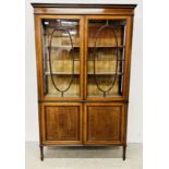 AN EDWARDIAN MAHOGANY TWO DOOR DISPLAY CABINET WITH CROSS BANDED INLAY AND TWO DOOR CUPBOARD BASE -