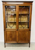 AN EDWARDIAN MAHOGANY TWO DOOR DISPLAY CABINET WITH CROSS BANDED INLAY AND TWO DOOR CUPBOARD BASE -