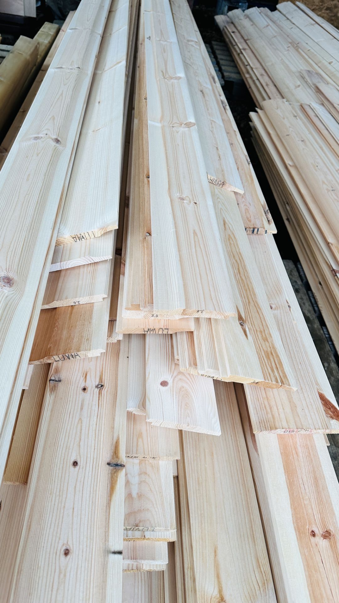 A LARGE QUANTITY 120MM TONGUE AND GROOVE CLADDING APPROX 500 METRES. - Bild 4 aus 4