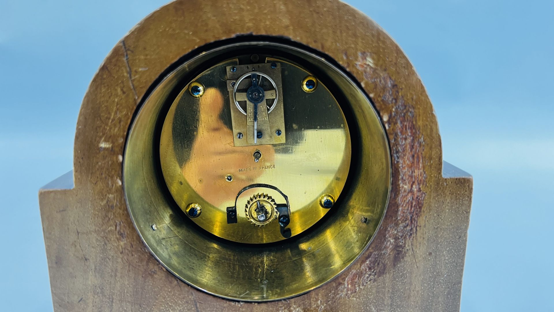 AN EDWARDIAN INLAID MANTEL CLOCK & KEY H 21CM. - Image 7 of 8