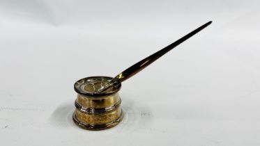 A SILVER INKWELL WITH CLEAR GLASS LINER AND RELATED DIP PEN, SHEFFIELD ASSAY RC.
