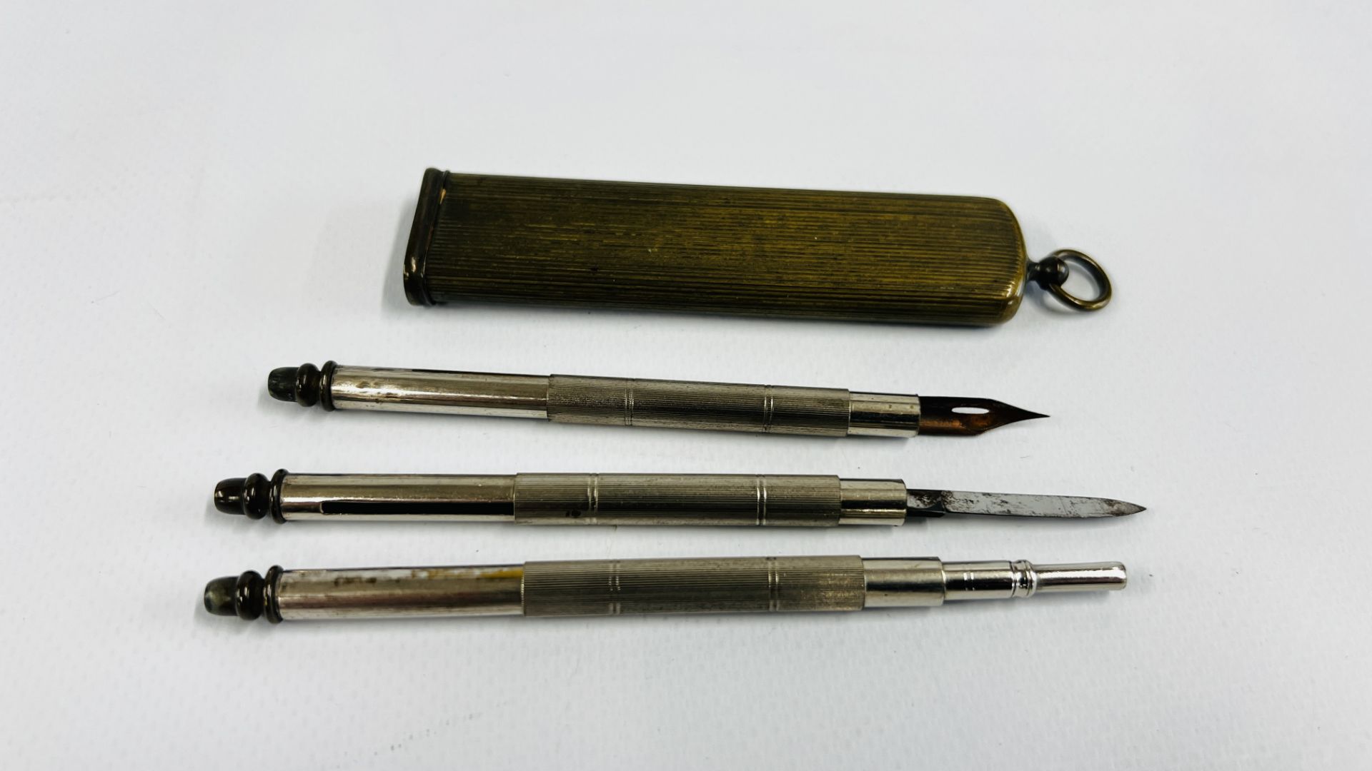 A VINTAGE BRASS CASED POCKET DRAWING SET COMPRISING OF A PEN, PENCIL AND KNIFE, L 10CM. - Image 5 of 5