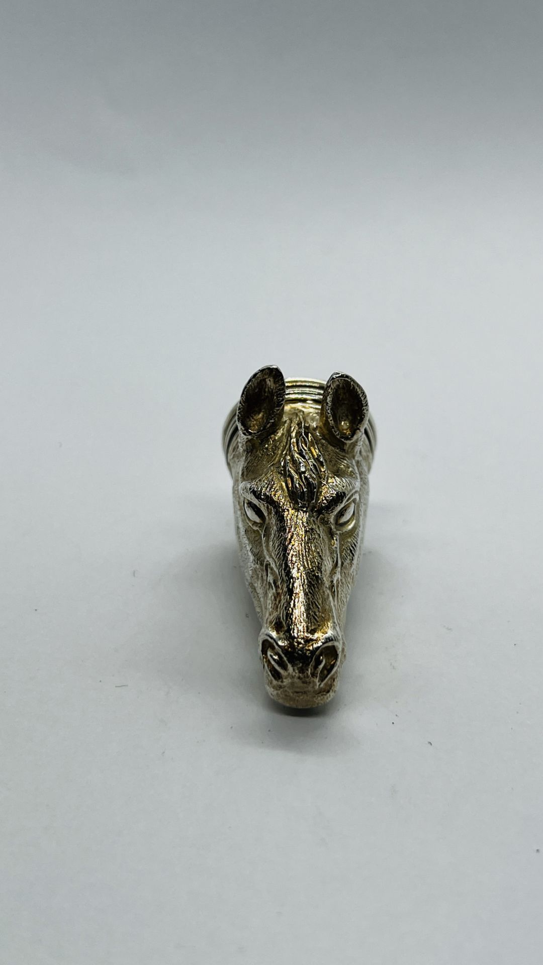 A SILVER HINGED HORSE HEAD SNUFF BOX WITH GILT INTERIOR, LONDON ASSAY R.C. - L 3.8CM. - Image 4 of 8