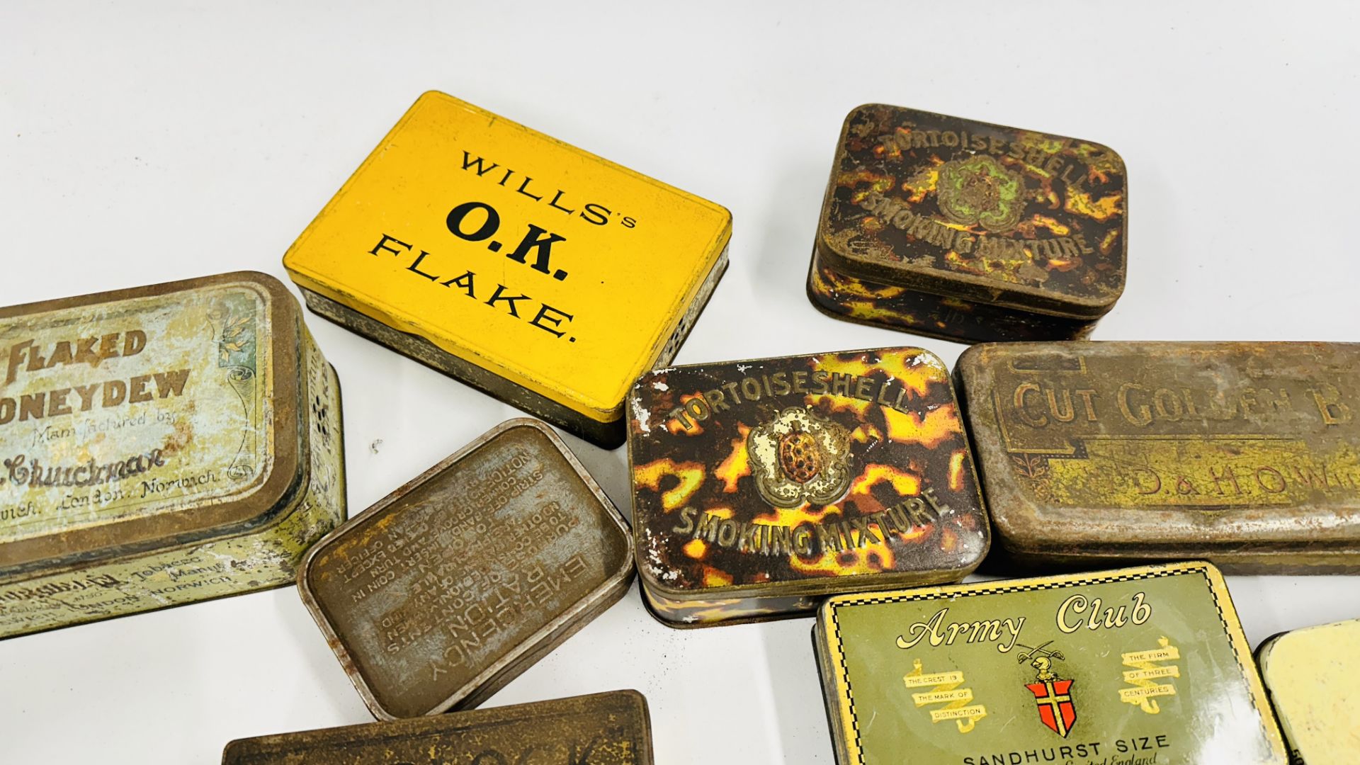 A BOX CONTAINING AN EXTENSIVE COLLECTION OF ASSORTED EMPTY VINTAGE TOBACCO TINS TO INCLUDE EXAMPLES - Bild 6 aus 10