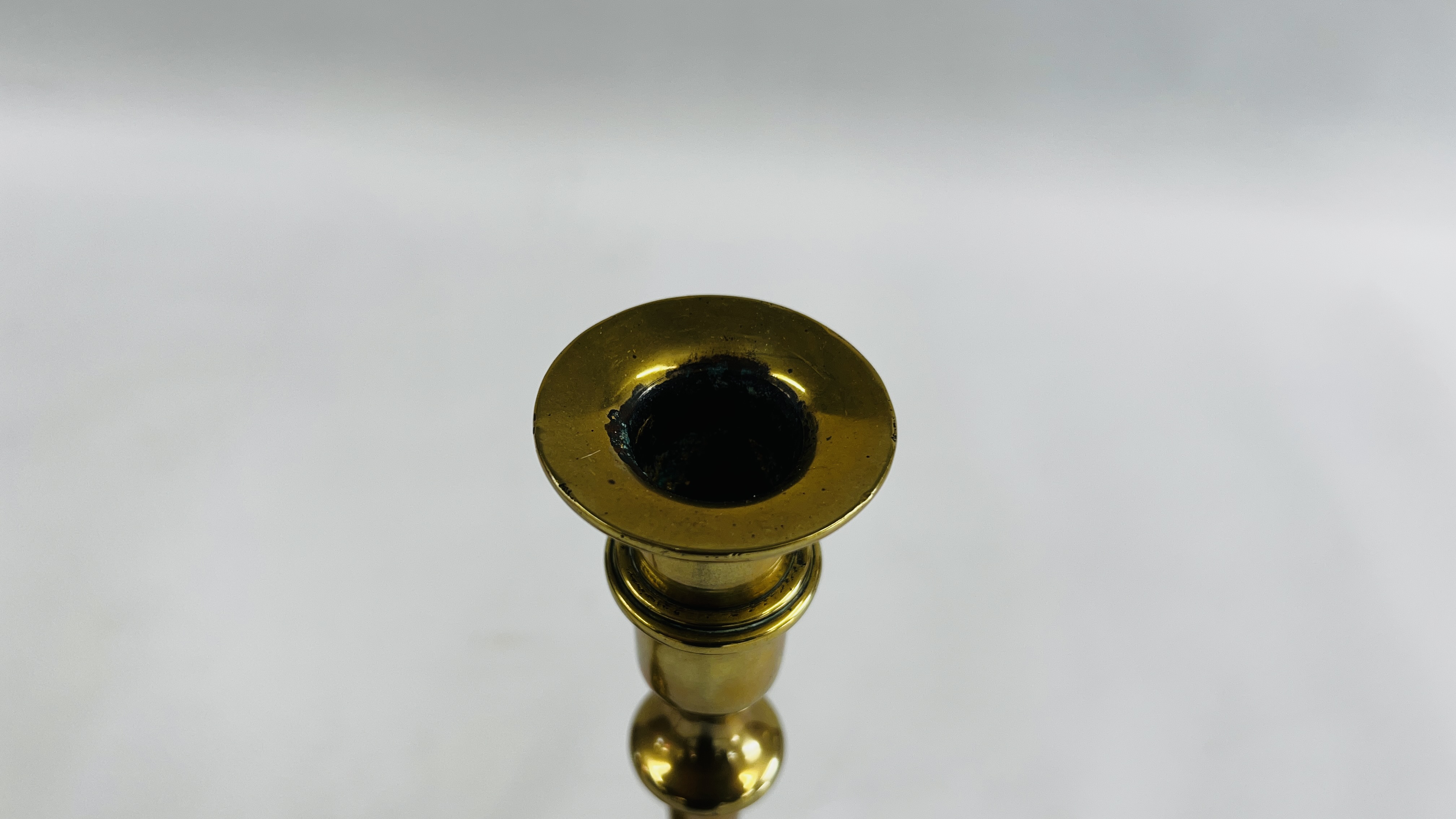 A PAIR OF HEAVY TALL BRASS CANDLESTICKS - HEIGHT 46CM. - Image 3 of 7