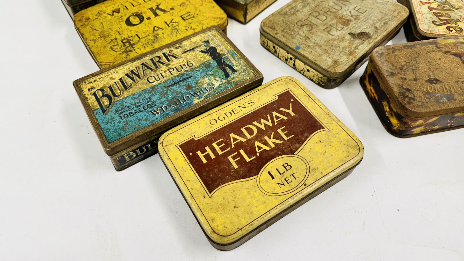 A BOX CONTAINING AN EXTENSIVE COLLECTION OF ASSORTED EMPTY VINTAGE TOBACCO TINS TO INCLUDE EXAMPLES - Bild 2 aus 10