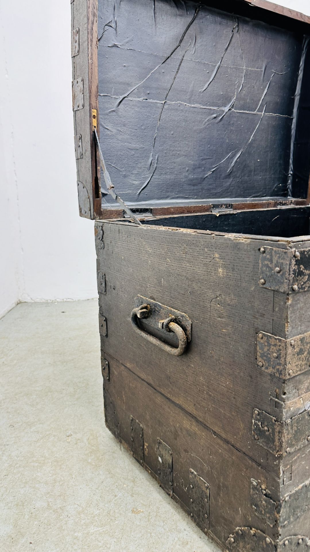 ANTIQUE OAK AND METAL BOUND SILVERSMITHS CHEST WITH CAST HANDLES BEARING BRASS PLAQUE GILLIAM & CO. - Image 11 of 13