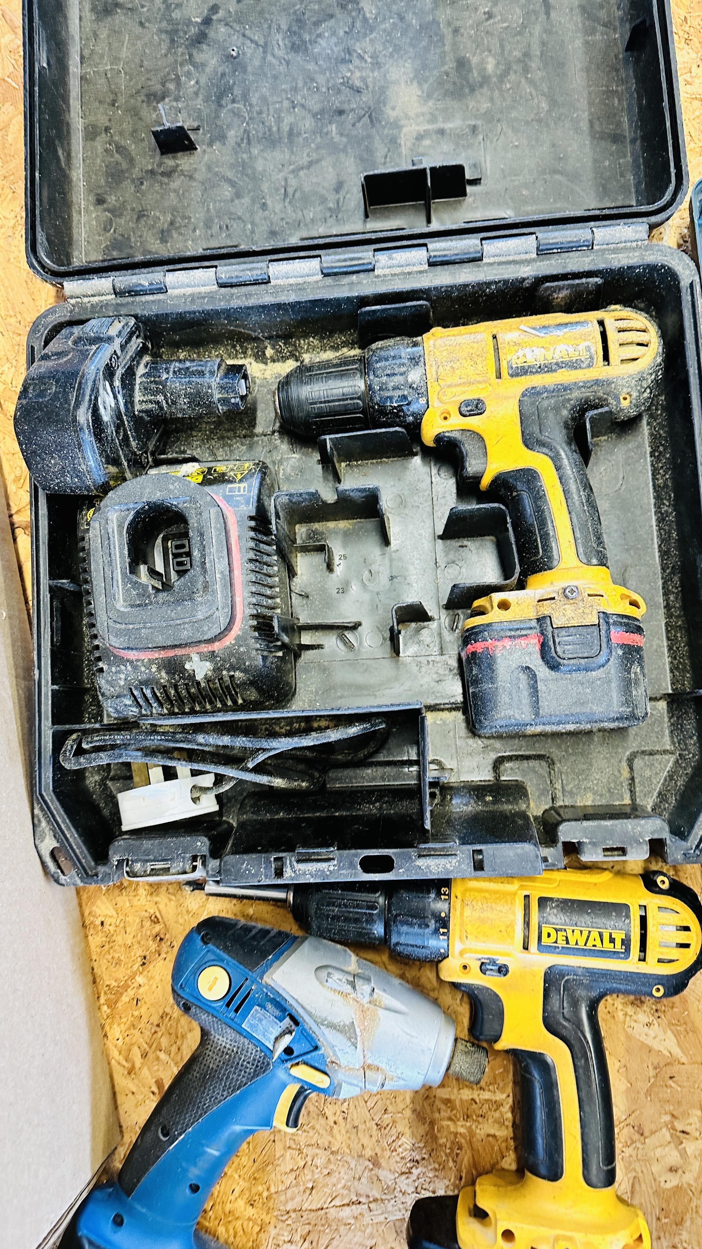 A GROUP OF CORDLESS POWER TOOLS WITH CHARGERS TO INCLUDE BOSCH 18 VOLT DRILL, DEWALT DRILL X 2, - Image 3 of 5