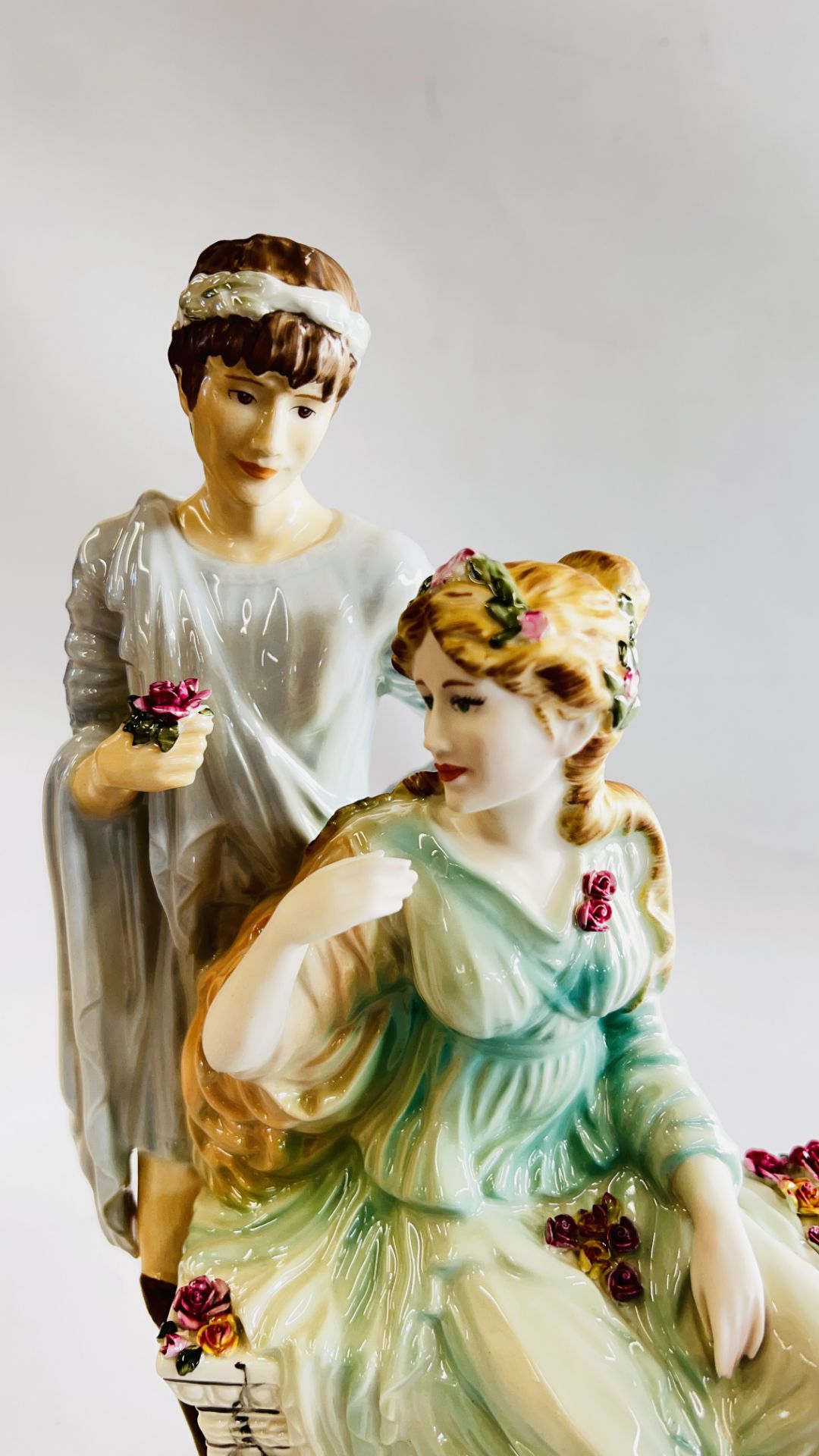 A WEDGWOOD LIMITED EDITION 920/3000 FIGURINE THE CLASSICAL COLLECTION "ADORATION" BOXED WITH - Image 3 of 7