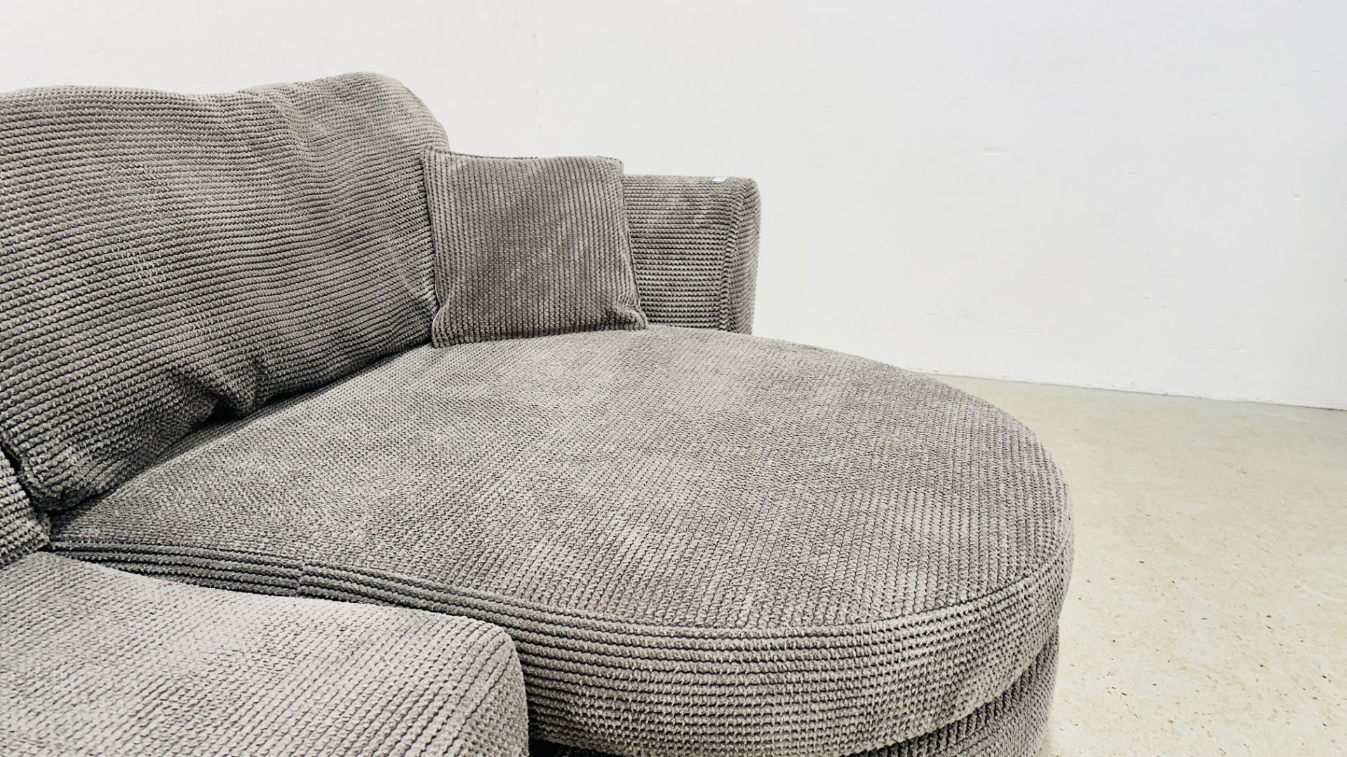 GOOD QUALITY DFS CORNER SOFA UPHOLSTERED IN CHARCOAL GREY. - Bild 6 aus 10