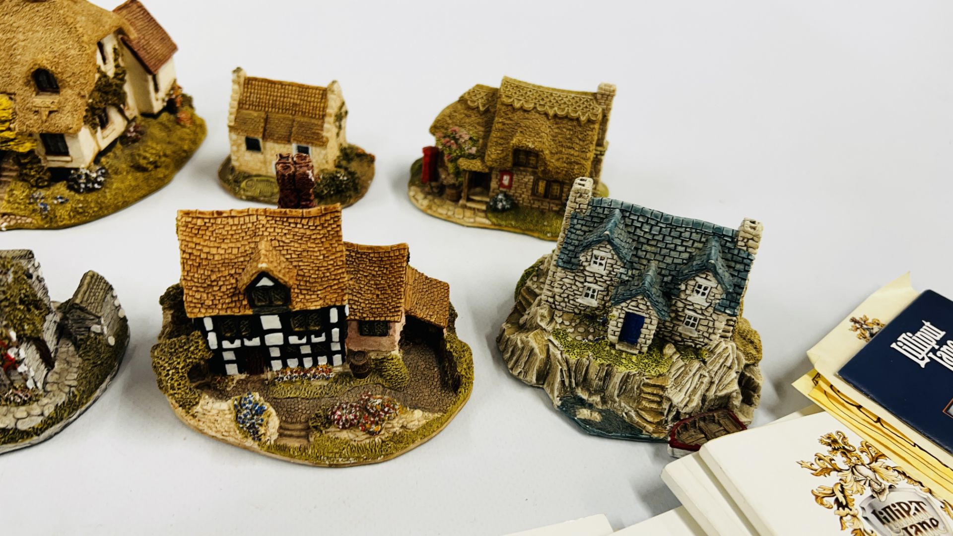 A COLLECTION OF 13 LILLIPUT LANE COTTAGES, SOME HAVING DEEDS ALONG WITH LILLLIPUT LANE BOOKLETS. - Image 7 of 13