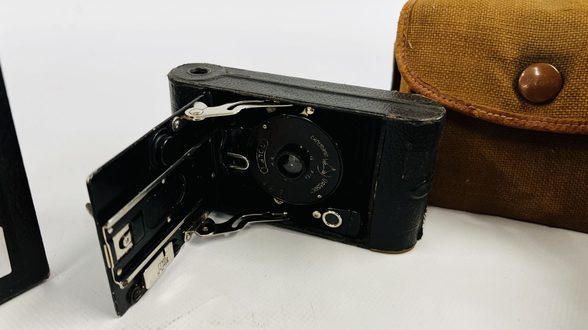 4 VINTAGE CAMERAS TO INCLUDE ERNEMANN ROLF I FOLDING CAMERA EIMIG CAMER, SIX-20 BROWNIE AND WARWICK. - Image 4 of 5