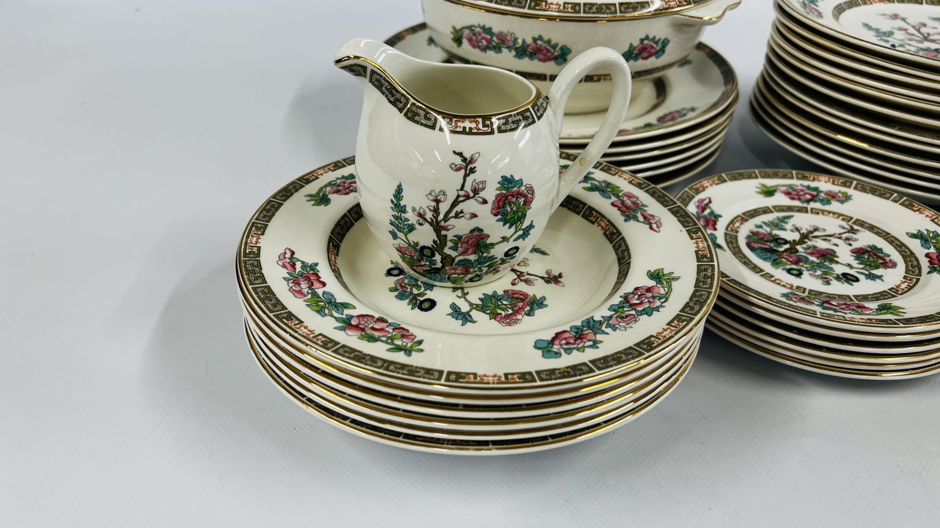 55 PIECES OF WEDGEWOOD INDIAN TREE DINNERWARE INCLUDING PLATES, CUPS, SAUCERS, TUREENS ETC. - Image 9 of 10