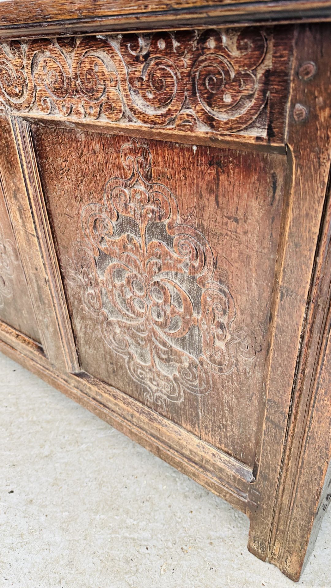 A C17th OAK COFFER, DATED 1686, WITH ALTERATIONS INCLUDING A NEW TOP, 134CM WIDE. - Bild 6 aus 17