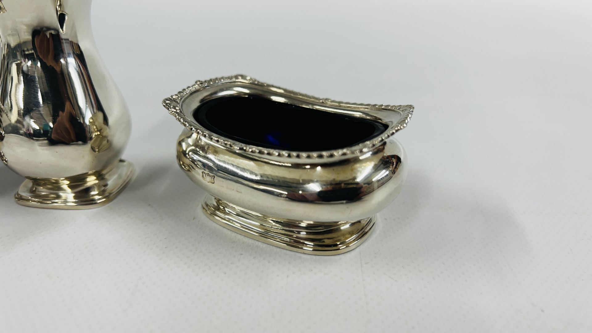 A SILVER THREE PIECE CONDIMENT SET, BIRMINGHAM ASSAY (RUBBED MARKS). - Image 4 of 17