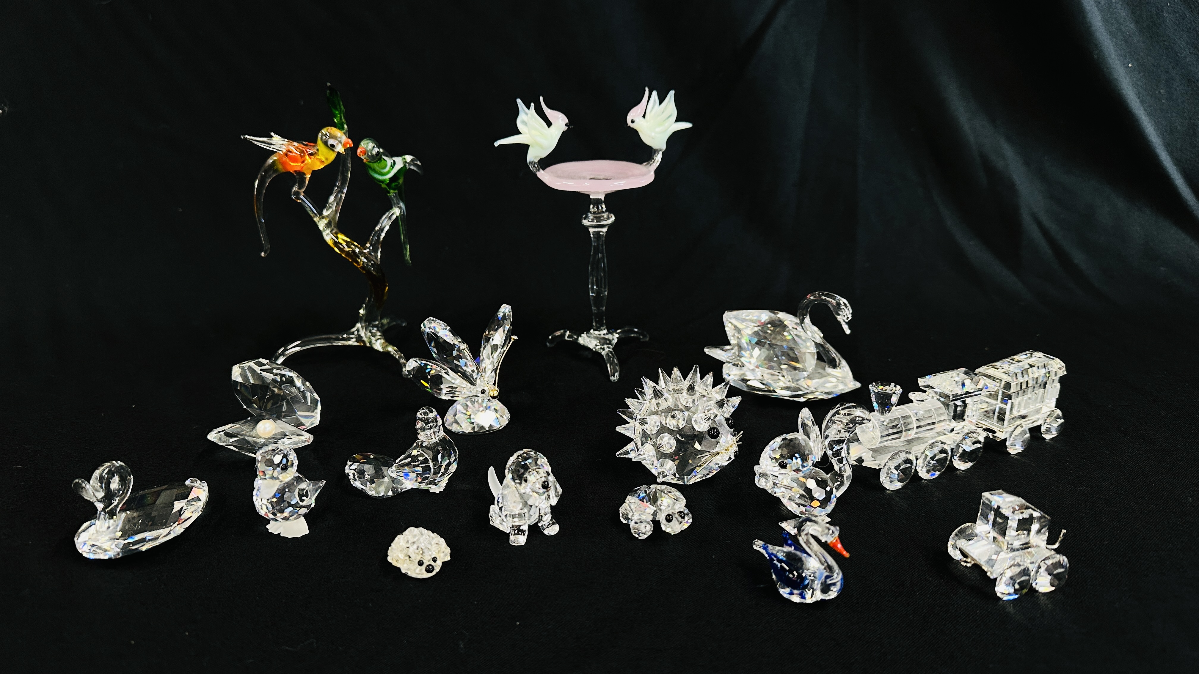 5 SWAROVSKI CRYSTAL COLLECTIBLE FIGURES TO INCLUDE HEDGEHOG, DOVE, DOG, - Image 10 of 10