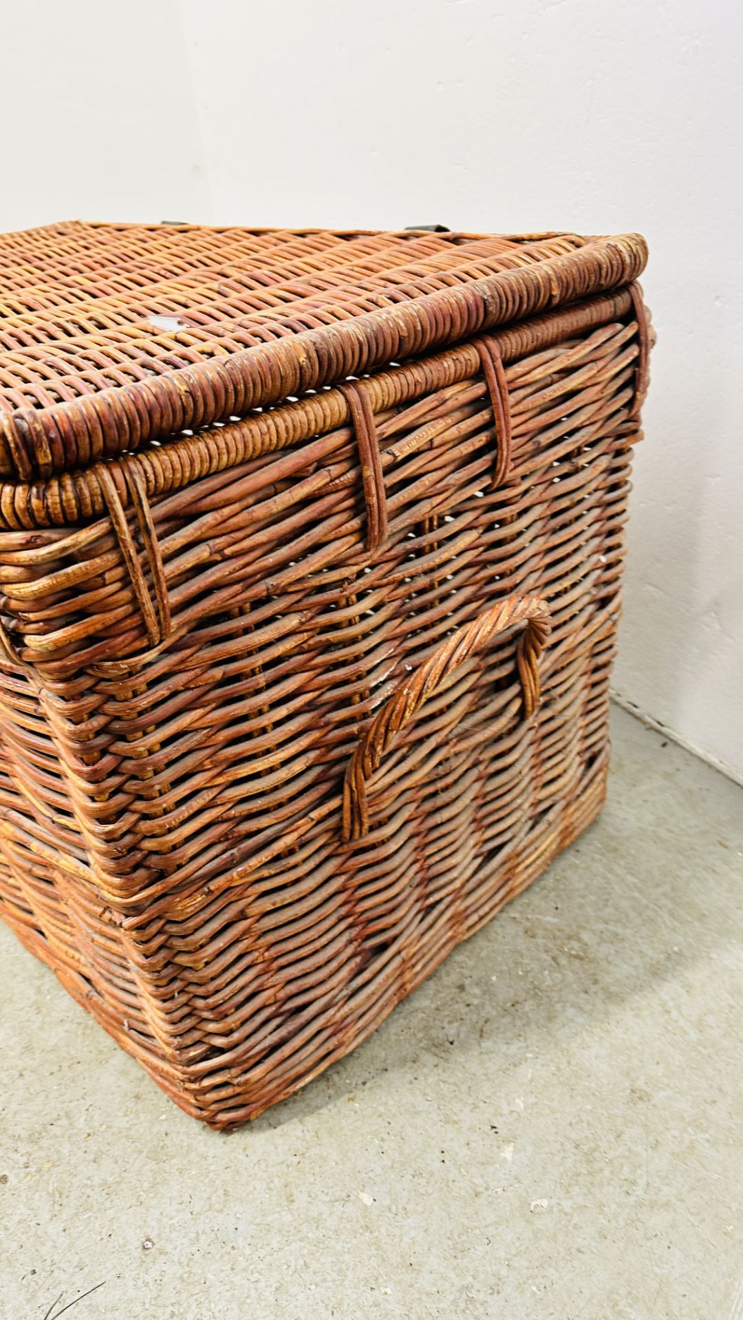 A LARGE WICKER TWO HANDLED BASKET - W 90 X D 55 X H 55CM. - Image 3 of 7