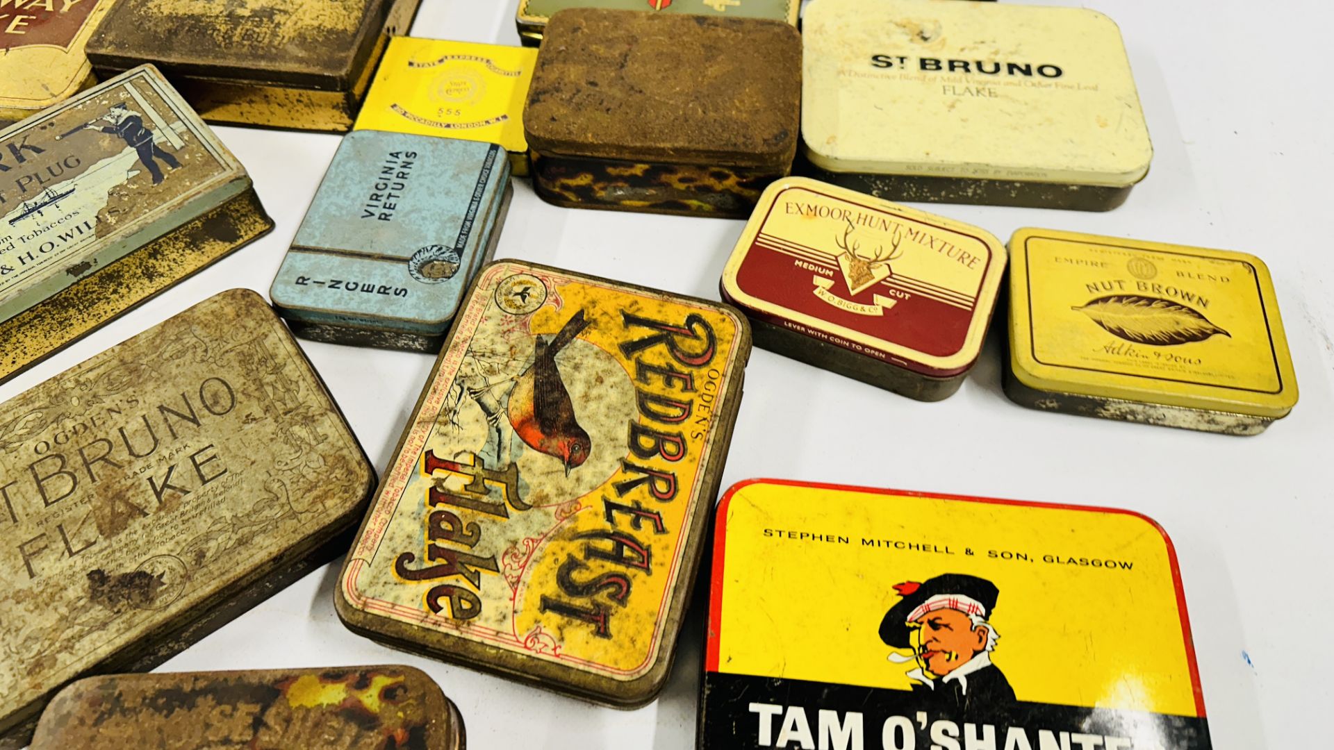 A BOX CONTAINING AN EXTENSIVE COLLECTION OF ASSORTED EMPTY VINTAGE TOBACCO TINS TO INCLUDE EXAMPLES - Bild 8 aus 10