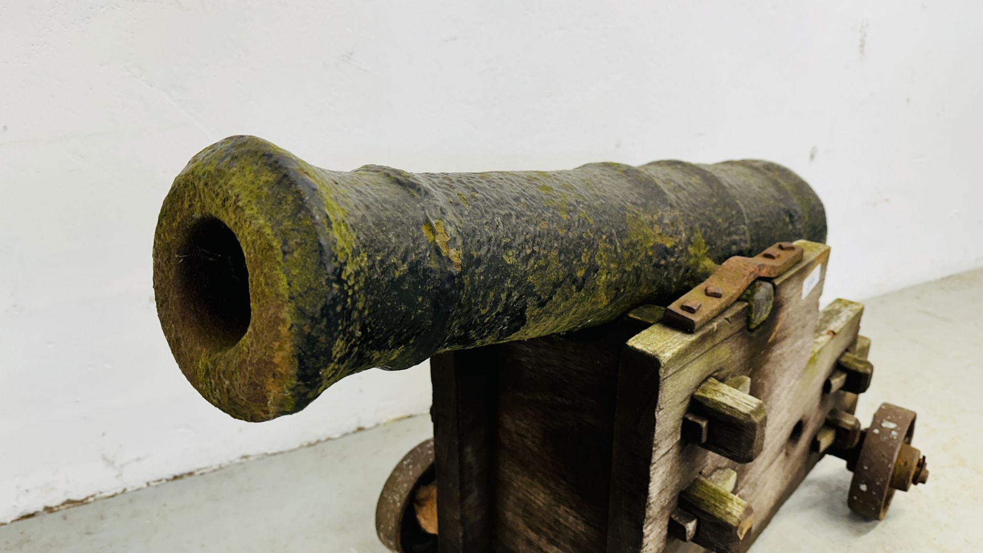 A GEORGE III CAST IRON NAVAL CANNON LENGTH 86CM ON LATER HARDWOOD STAND WITH CAST IRON WHEELS - - Image 2 of 18