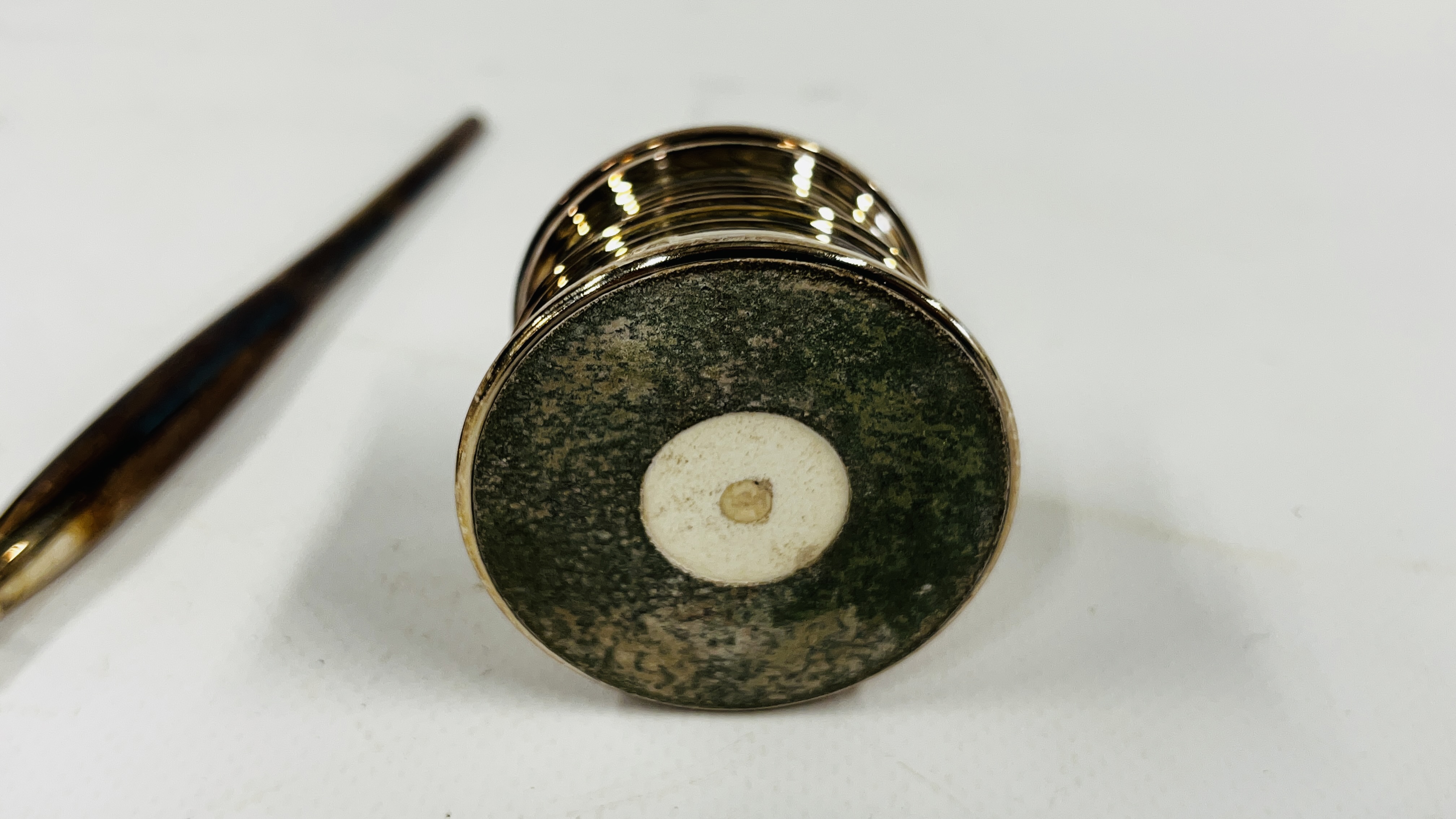 A SILVER INKWELL WITH CLEAR GLASS LINER AND RELATED DIP PEN, SHEFFIELD ASSAY RC. - Image 8 of 8