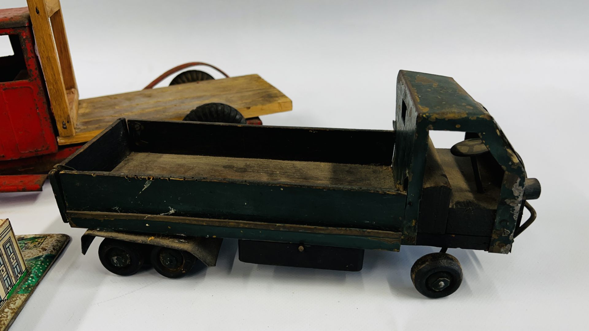 3 VINTAGE TIN TOYS TO INCLUDE ROTARY FLYING PLANE & 2 TOY TRUCKS. - Image 7 of 10