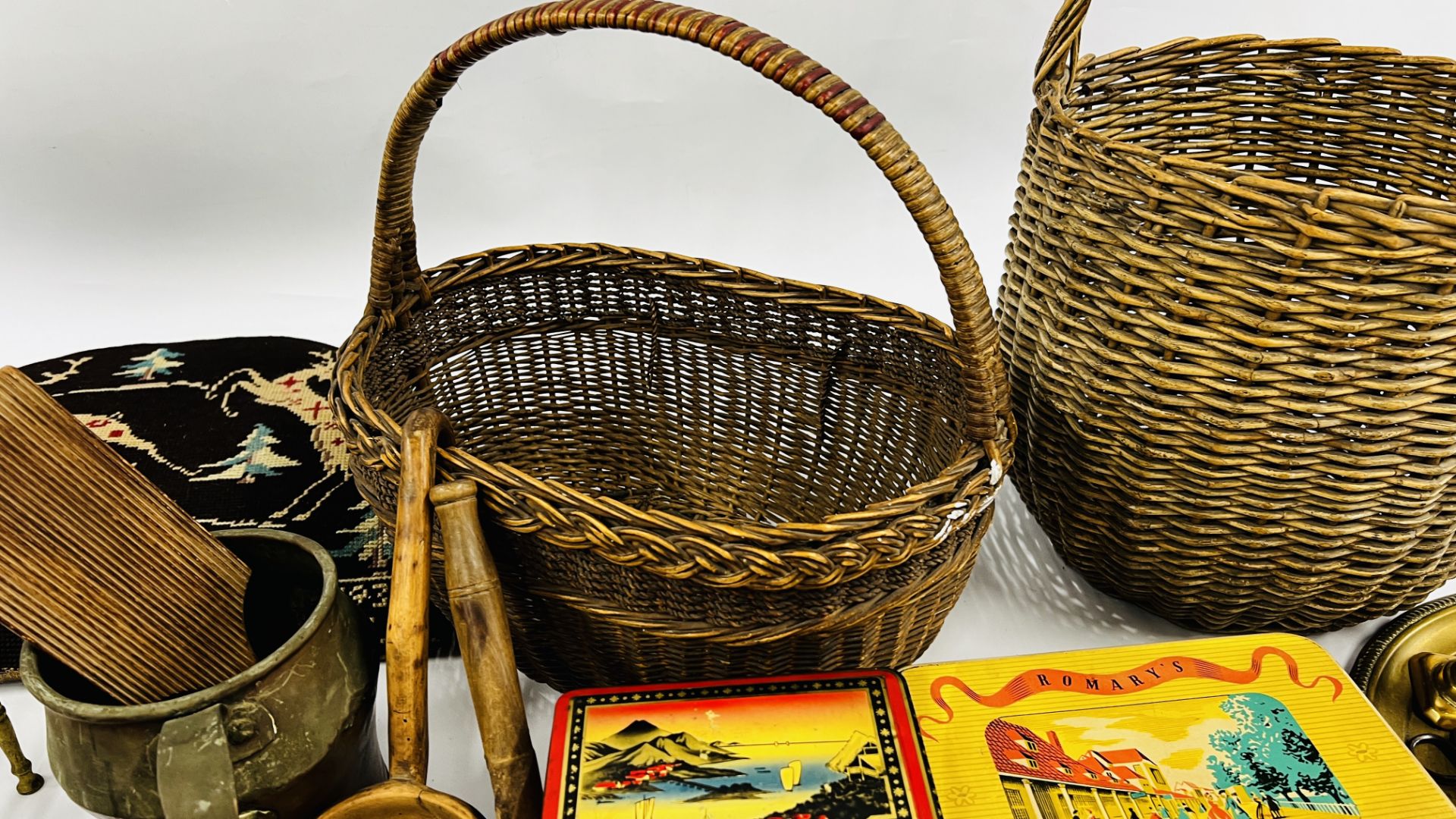 A LARGE GROUP OF VINTAGE KITCHENALIA TO INCLUDE BASKETS, TREEN, KNIVES, - Image 9 of 18