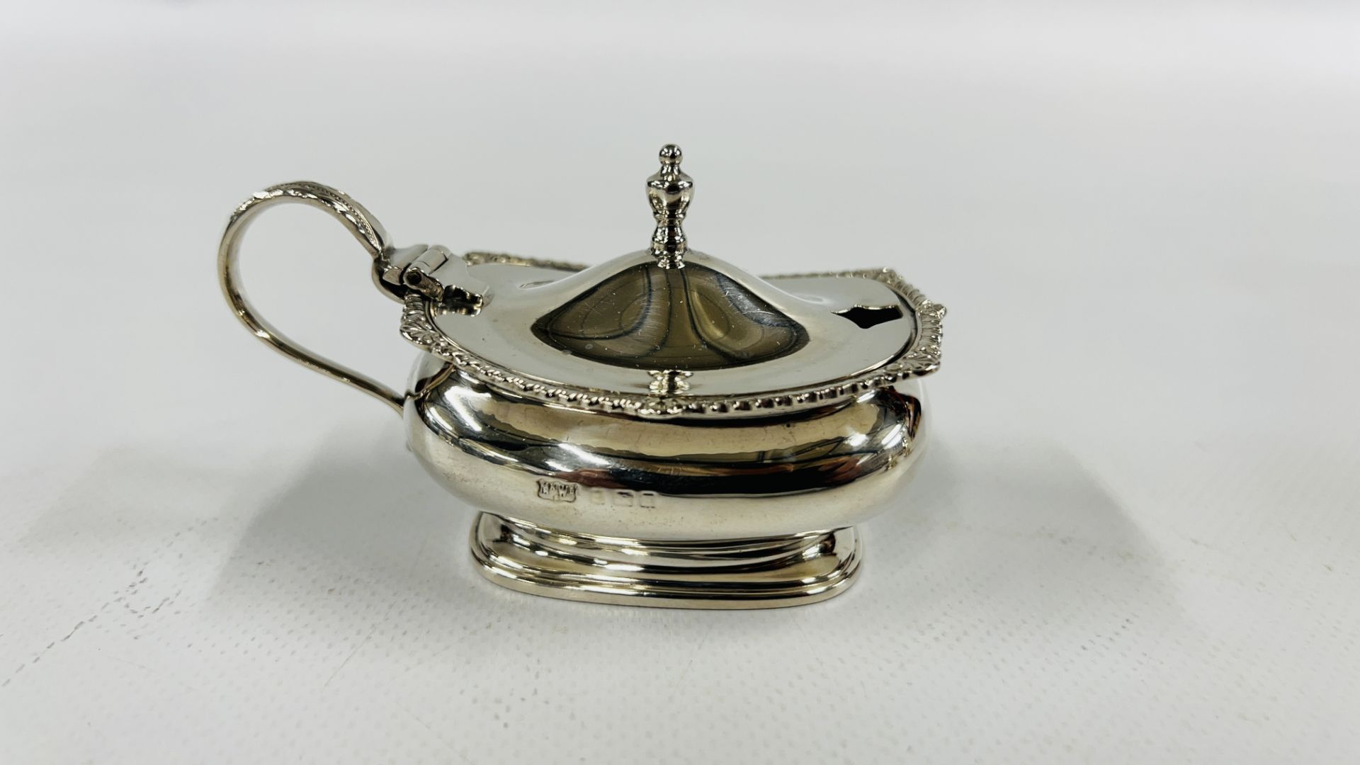 A SILVER THREE PIECE CONDIMENT SET, BIRMINGHAM ASSAY (RUBBED MARKS). - Image 10 of 17