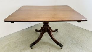 GEORGE III MAHOGANY BREAKFAST TABLE SUPPORTED BY A PEDESTAL ON FOUR LEGS - W 94CM X D 121CM.