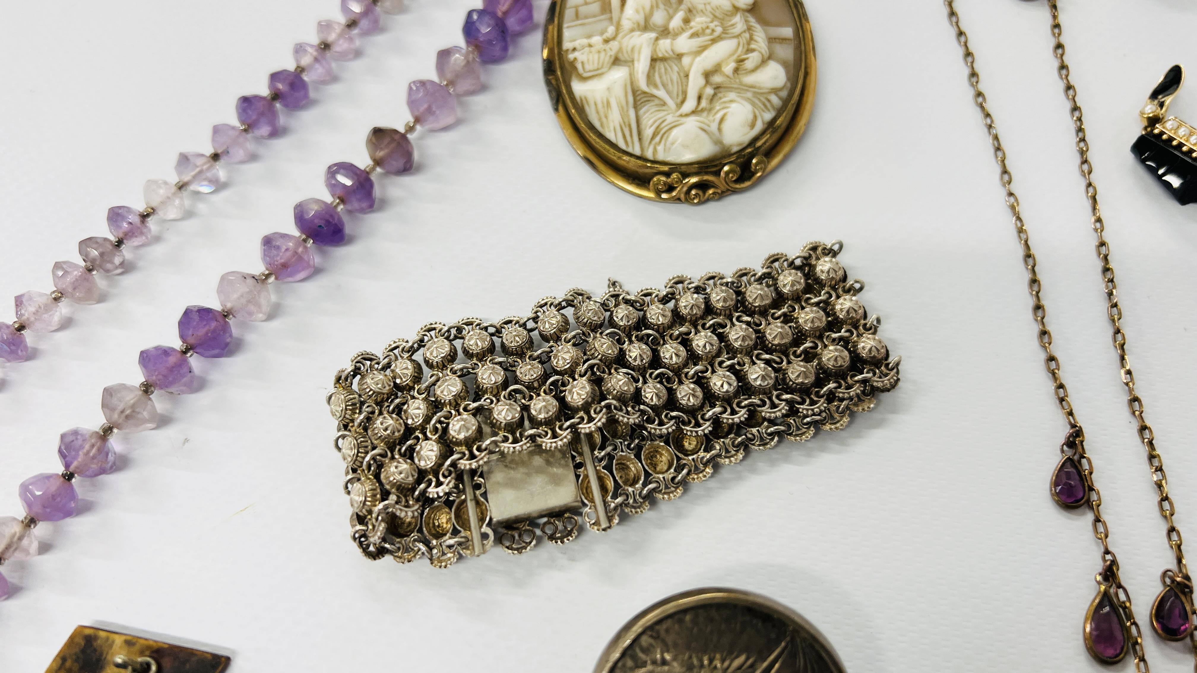 A TRAY OF VICTORIAN AND LATER JEWELLERY TO INCLUDE CORAL AND AMETHYST NECKLACES, AGATE LOCKET, - Image 3 of 15