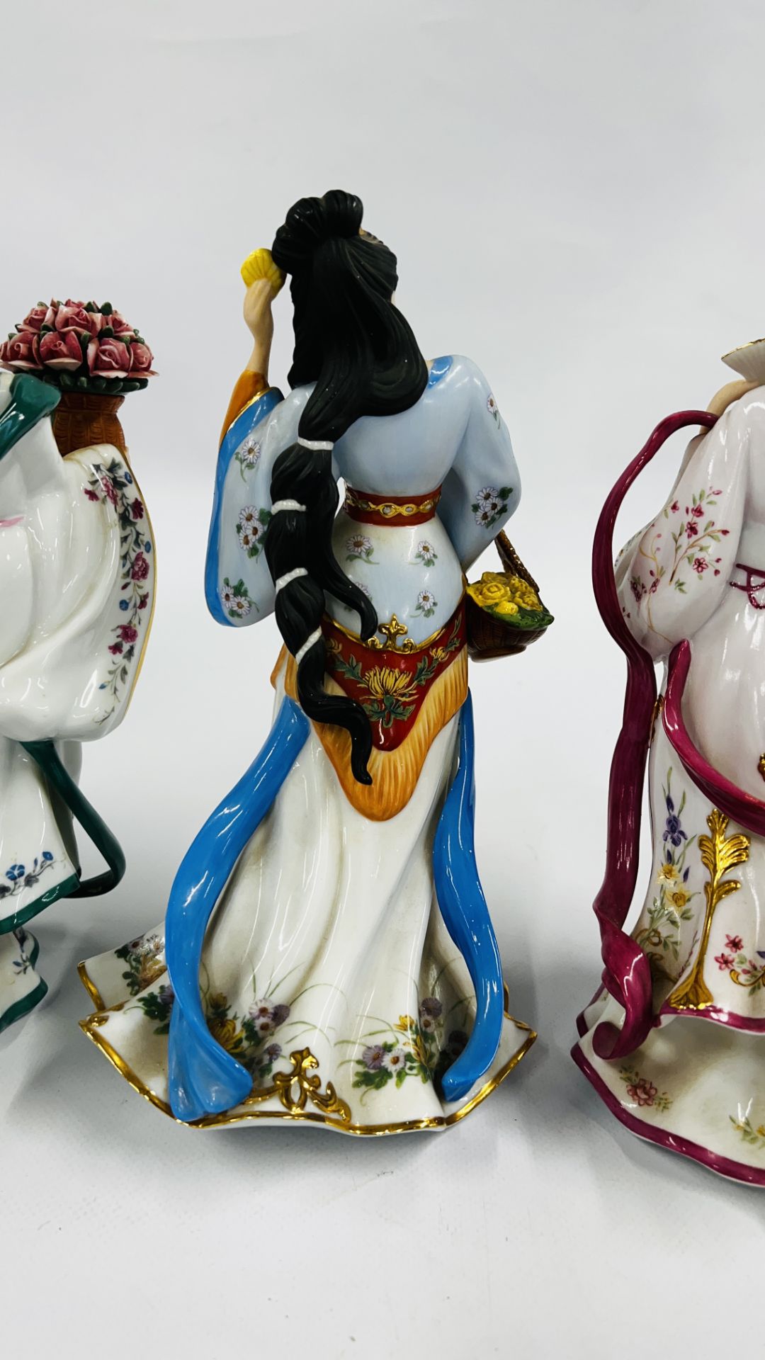 A GROUP OF 4 DANBURY MINT PORCELAIN FIGURES TO INCLUDE "THE ROSE PRINCESS" A/F, - Image 7 of 11