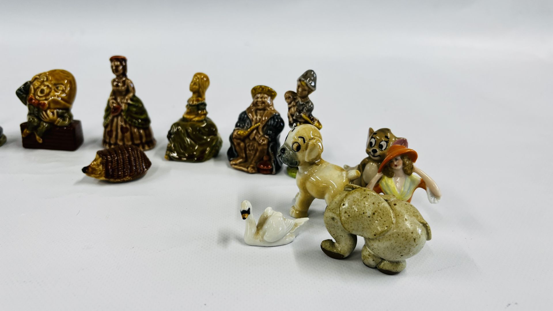 A GROUP OF WADE WHIMSIES TO INCLUDE NURSERY RHYME EXAMPLES SUCH AS HUMPTY DUMPTY, ETC. - Image 6 of 6