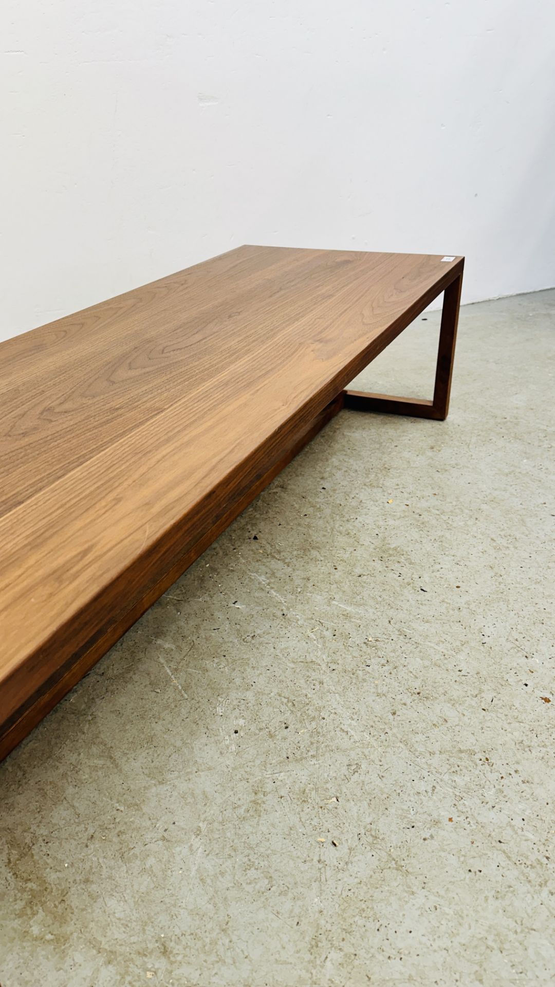 A MODERN STRUT COFFEE TABLE H 35CM X D 51CM X L 137CM. - Bild 4 aus 7