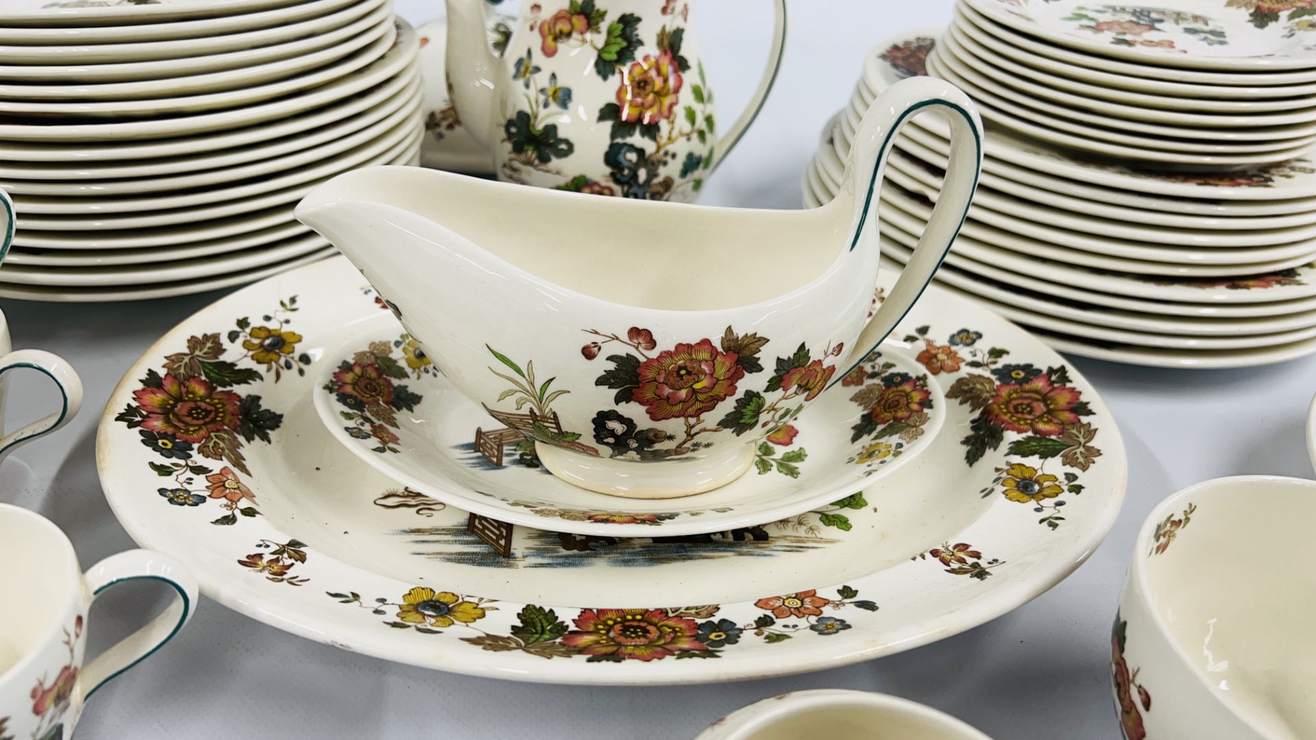 APPROXIMATELY 61 PIECES OF WEDGEWOOD EASTERN FLOWERS TEA AND DINNERWARE. - Image 12 of 16