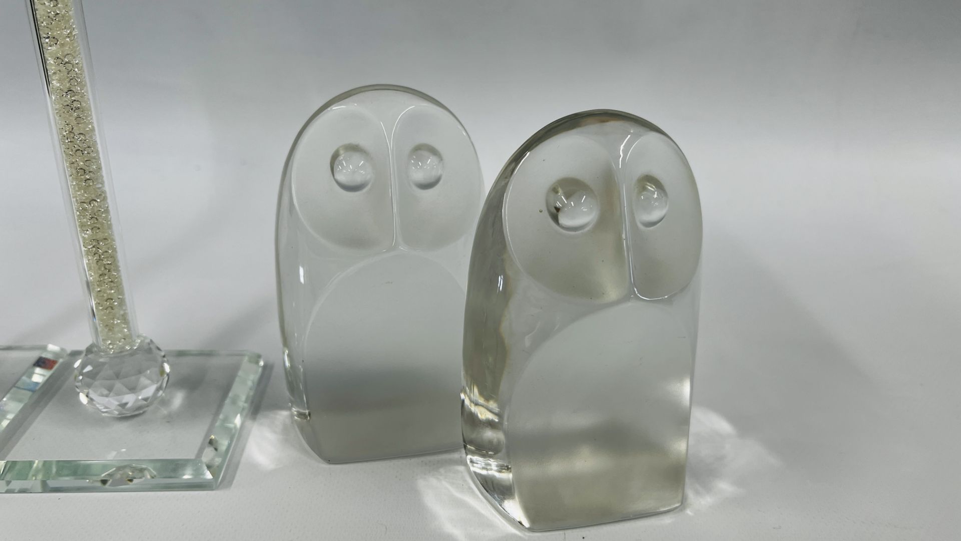 A GROUP OF DECORATIVE EFFECTS TO INCLUDE TWO GLASS OWLS, PAIR OF CRYSTAL GLASS CANDLESTICKS, - Image 6 of 8