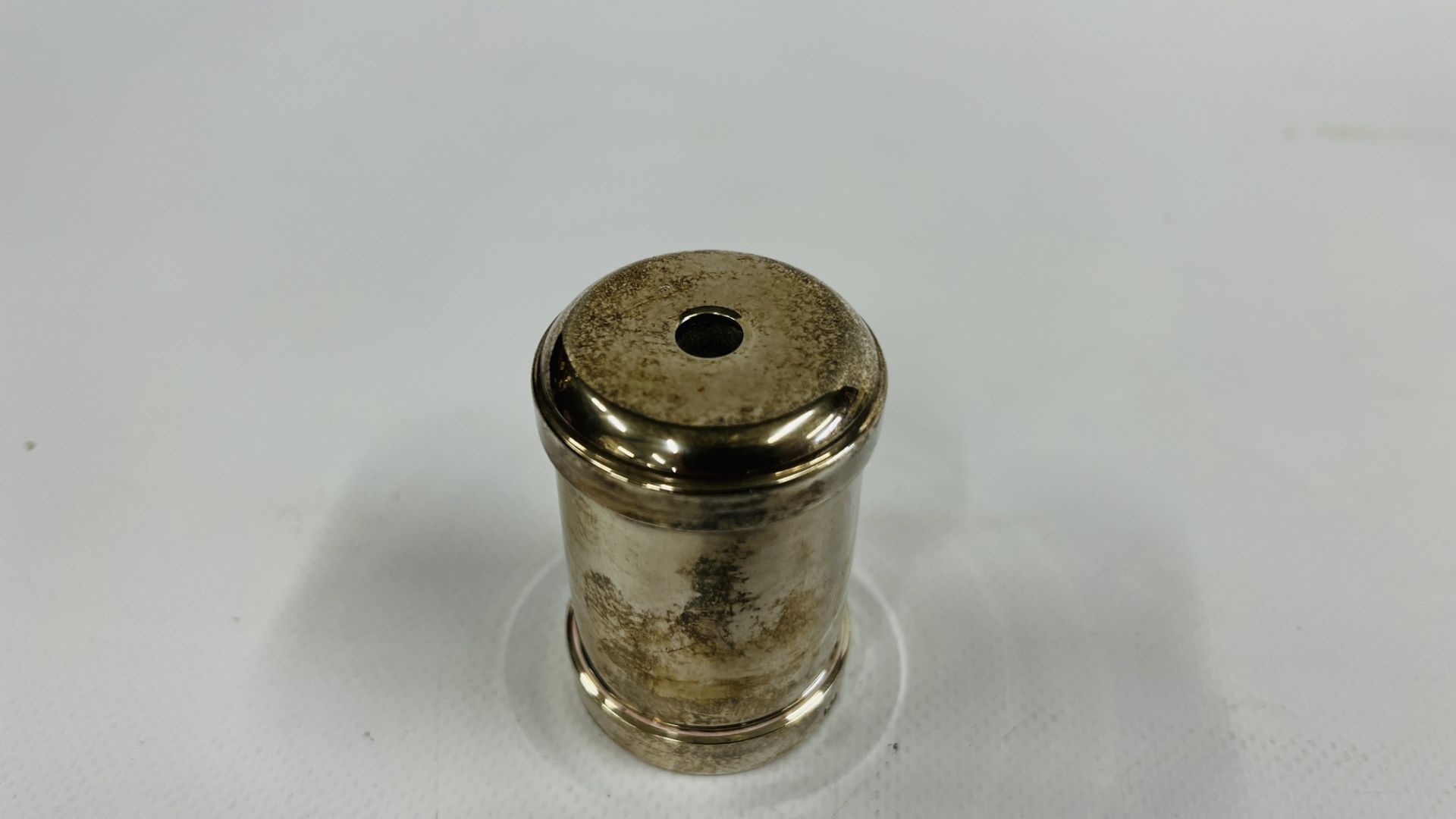 A MODERN SILVER CYLINDER PENCIL SHARPENER, LONDON ASSAY 2000 (PENHALIGONS) PS H 6CM - DIAM 3.8CM. - Bild 2 aus 6