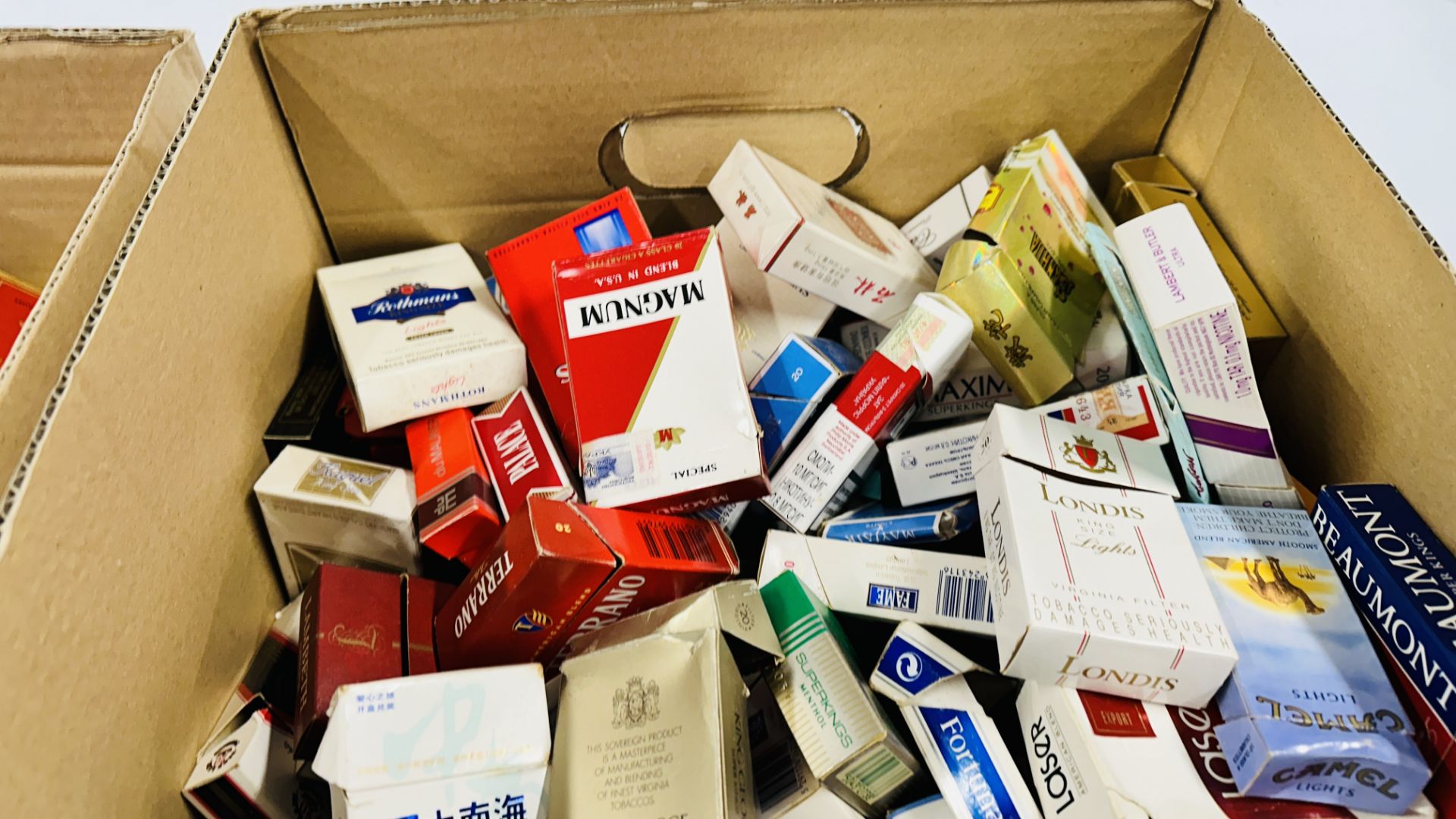 2 X BOXES CONTAINING AN EXTENSIVE COLLECTION OF ASSORTED EMPTY CIGARETTE BOXES TO INCLUDE EXAMPLES - Image 4 of 5
